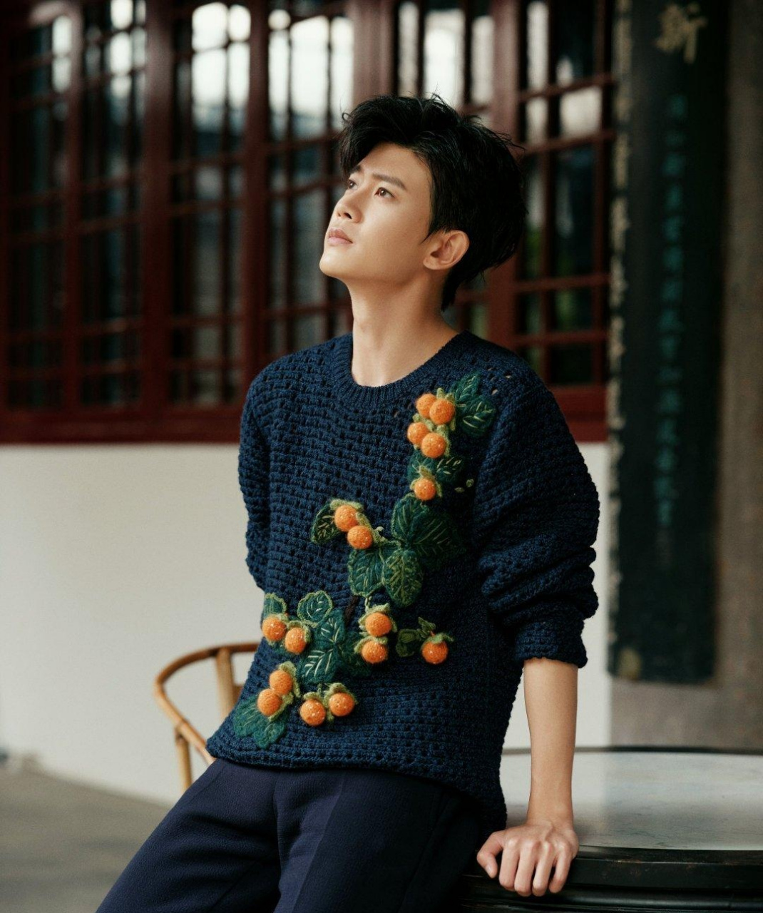 任嘉伦这毛衣还挺可爱!少年感满满,哪有娃儿他爸的样子啊?