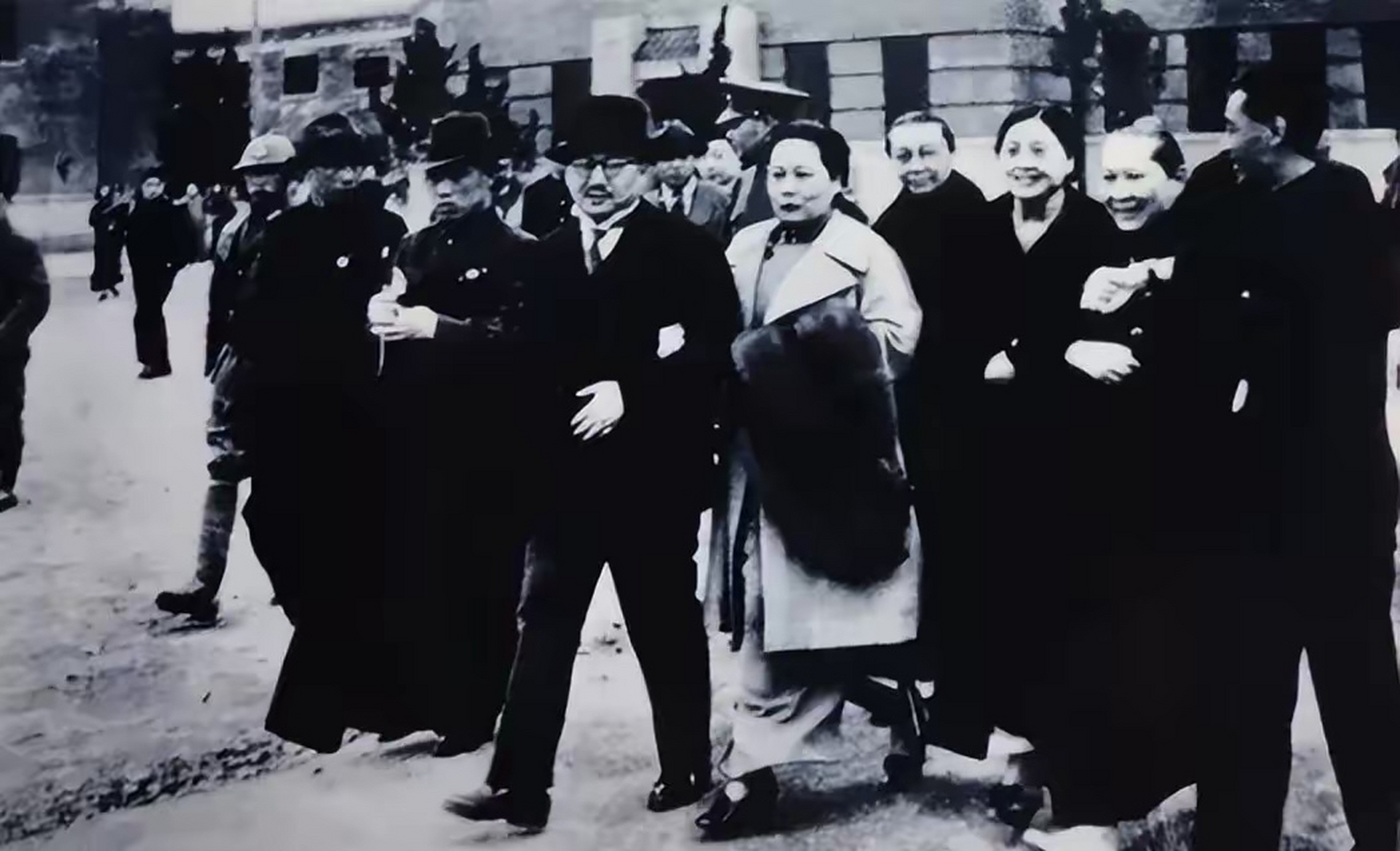 宋蔼龄和她的丈夫孔祥熙是民国时期最能赚钱的夫妇,他们凭借职权积累