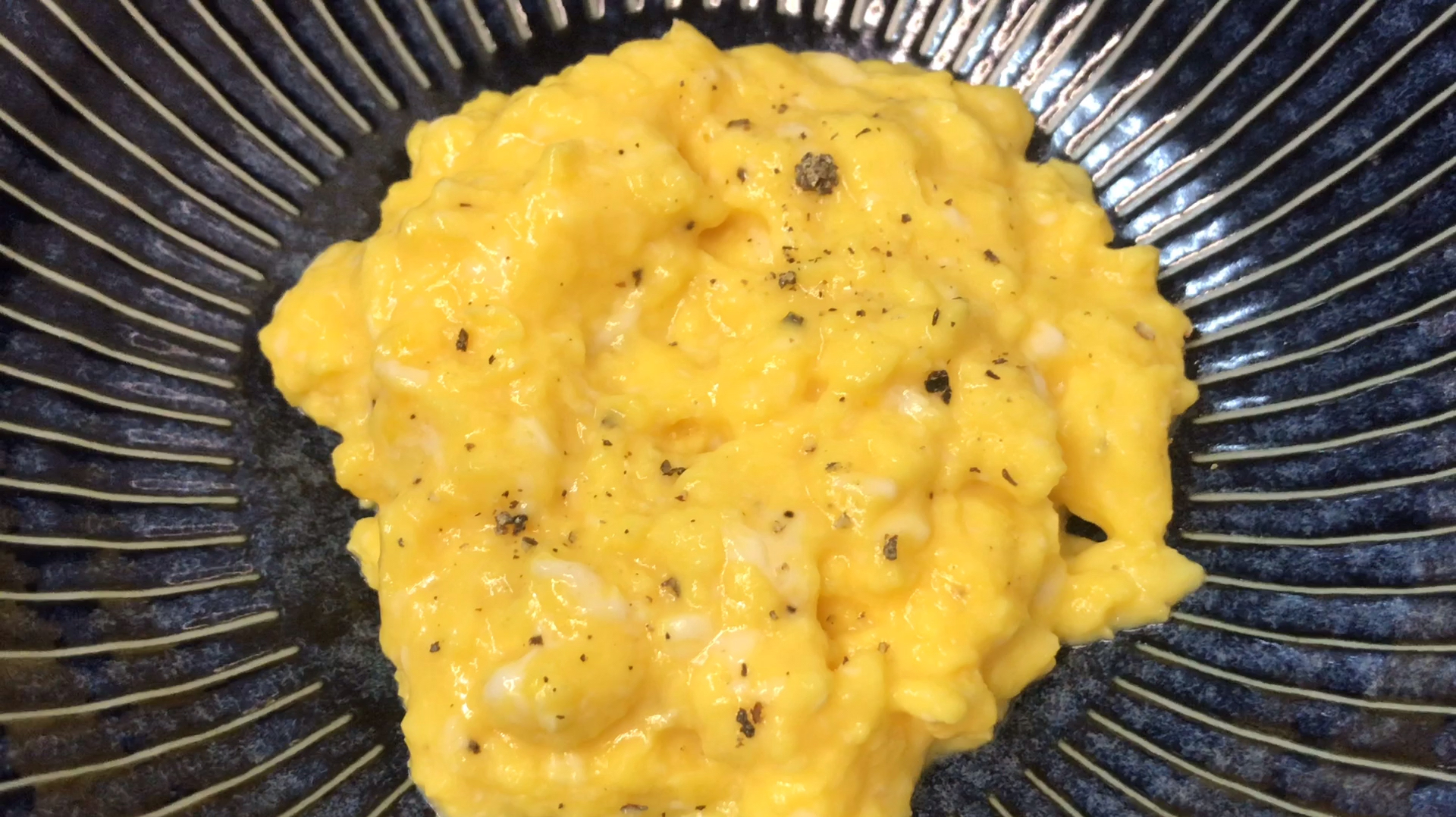 西餐英式炒蛋的正确做法,不用加牛奶和水,出锅嫩滑细腻香味浓郁