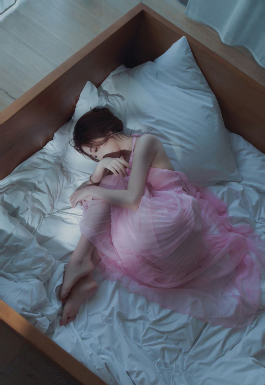 国民千金#虞书欣# ,身穿粉色挂脖露背连衣裙,清纯甜美的容颜,娇嗔欲滴