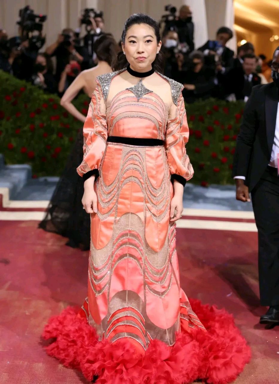 中韩混血《尚奇》女主奥卡菲娜的红毯造型.