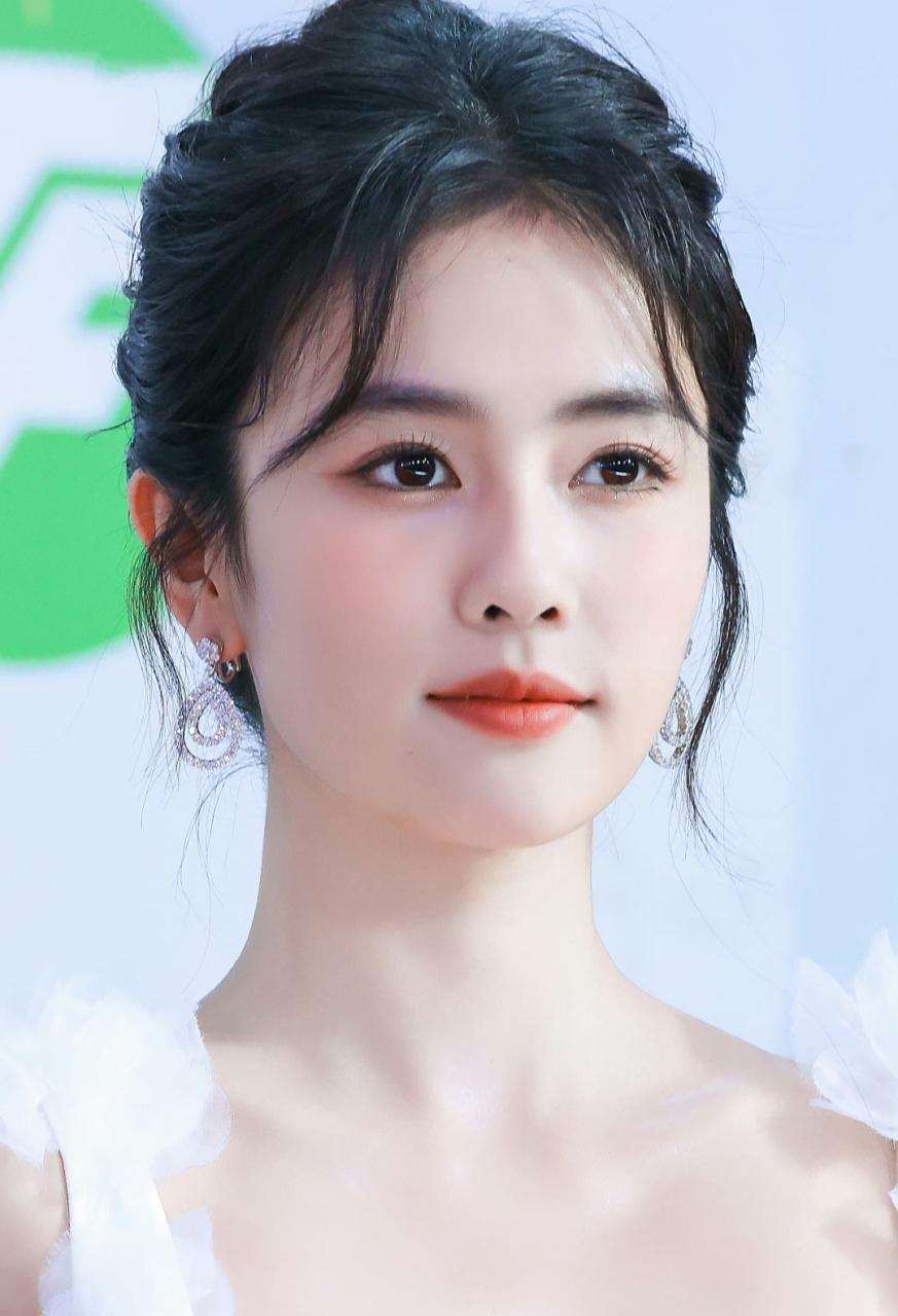 白鹿一袭白裙,搭配简约盘发,端庄秀丽,温婉可人,又美又仙!