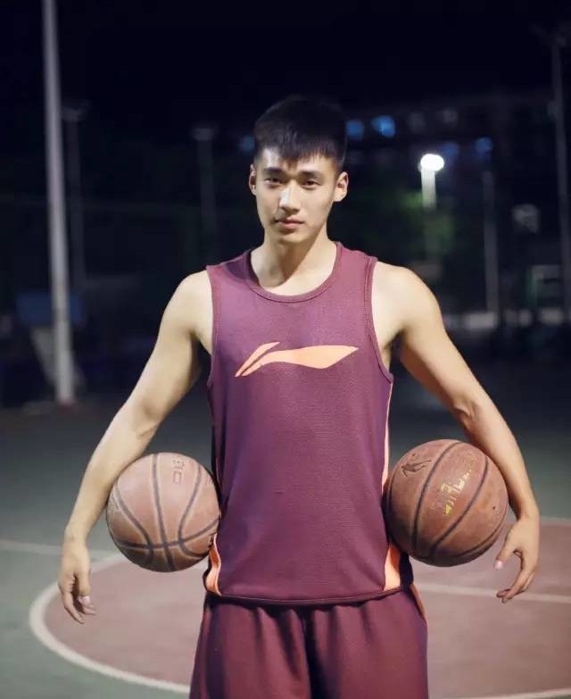 郑州大学篮球体育生王晨曦最新私照