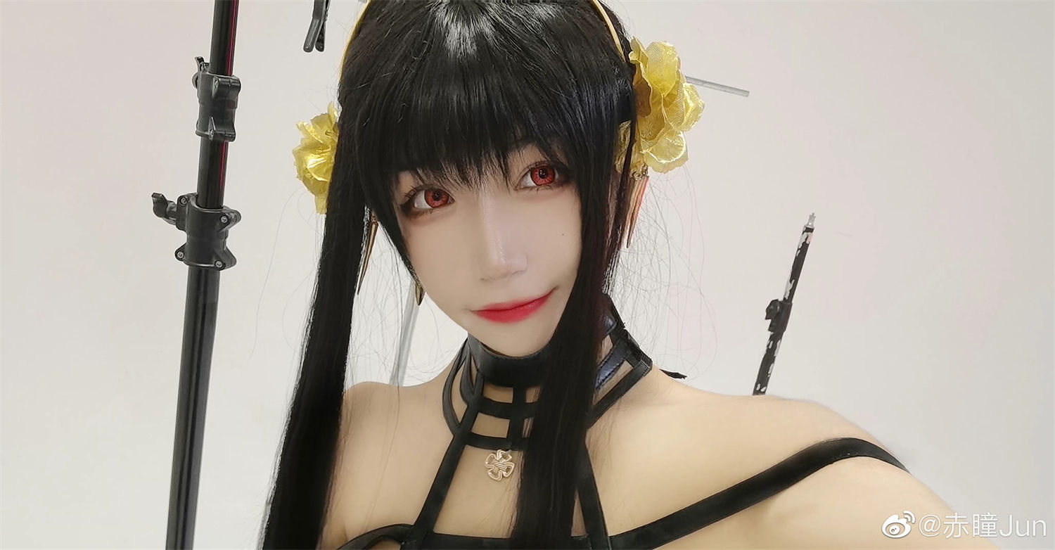 赤瞳Jun间谍过家家cos，美丽与强大集结于一身的荆棘公主！