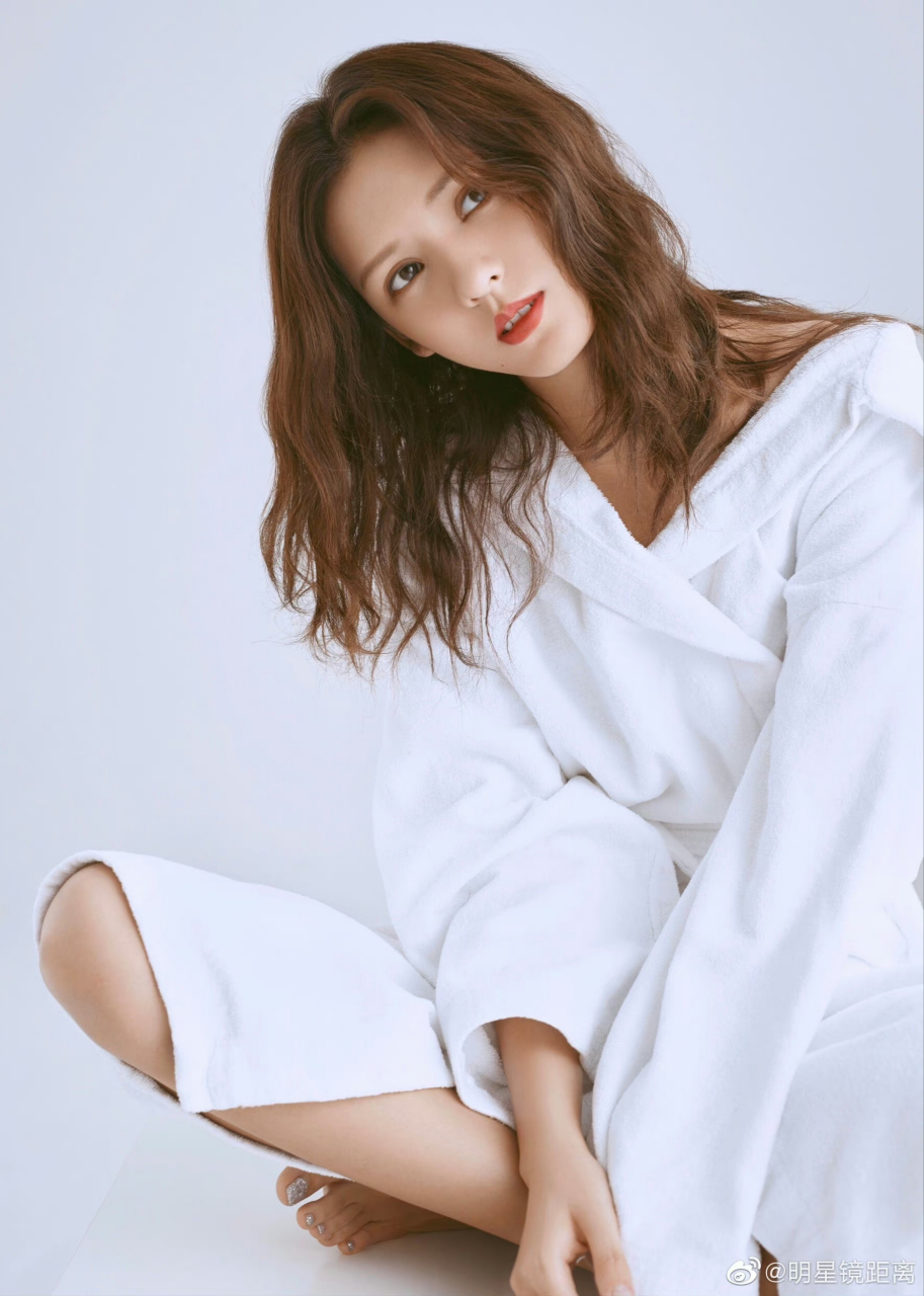 女神张予曦的脚丫是真的美啊,2020年,与丁禹兮合作主演的甜蜜都市爱情