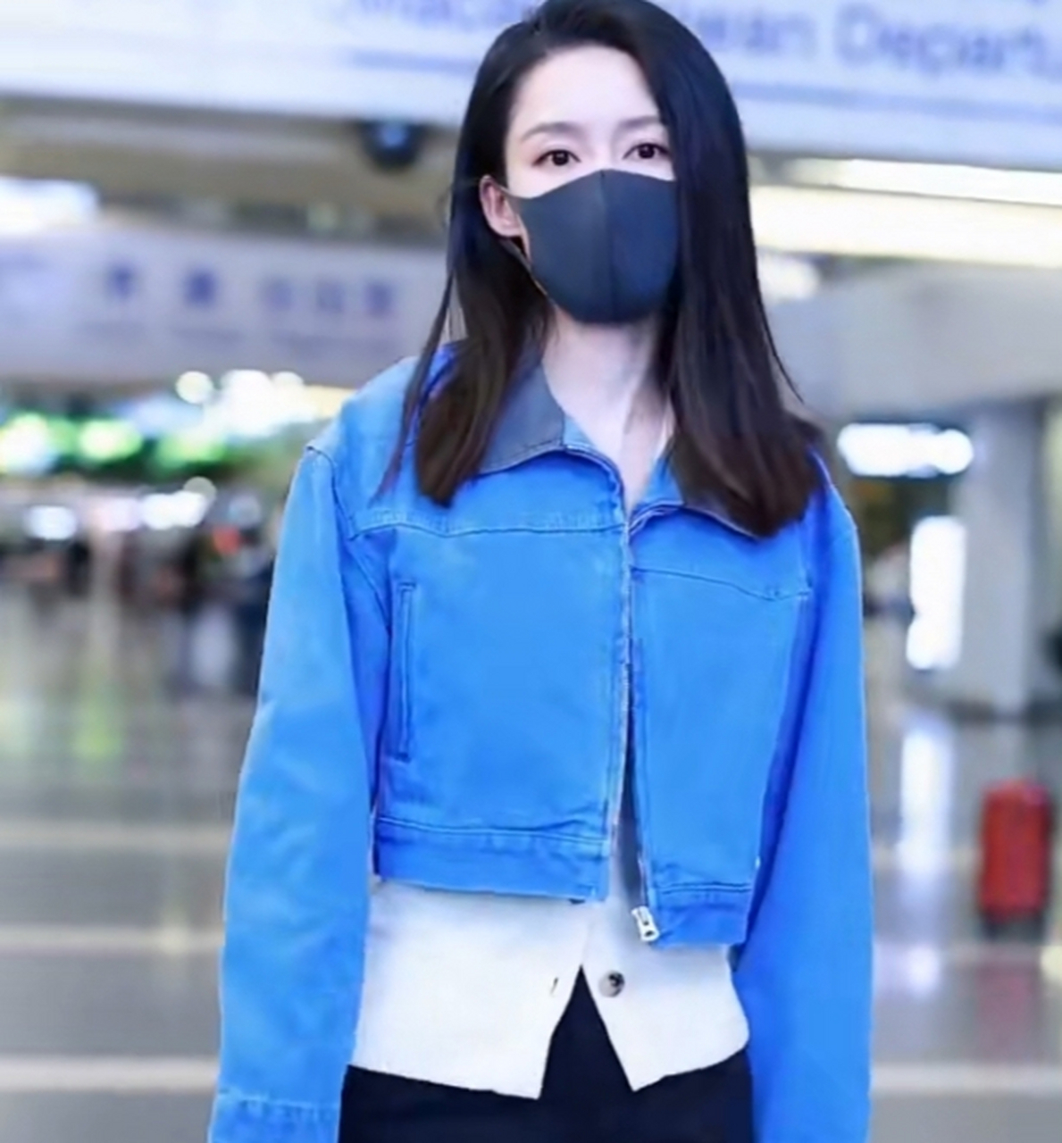 李沁身穿短款蓝色牛仔外套,真的好清新,青春时尚有活力