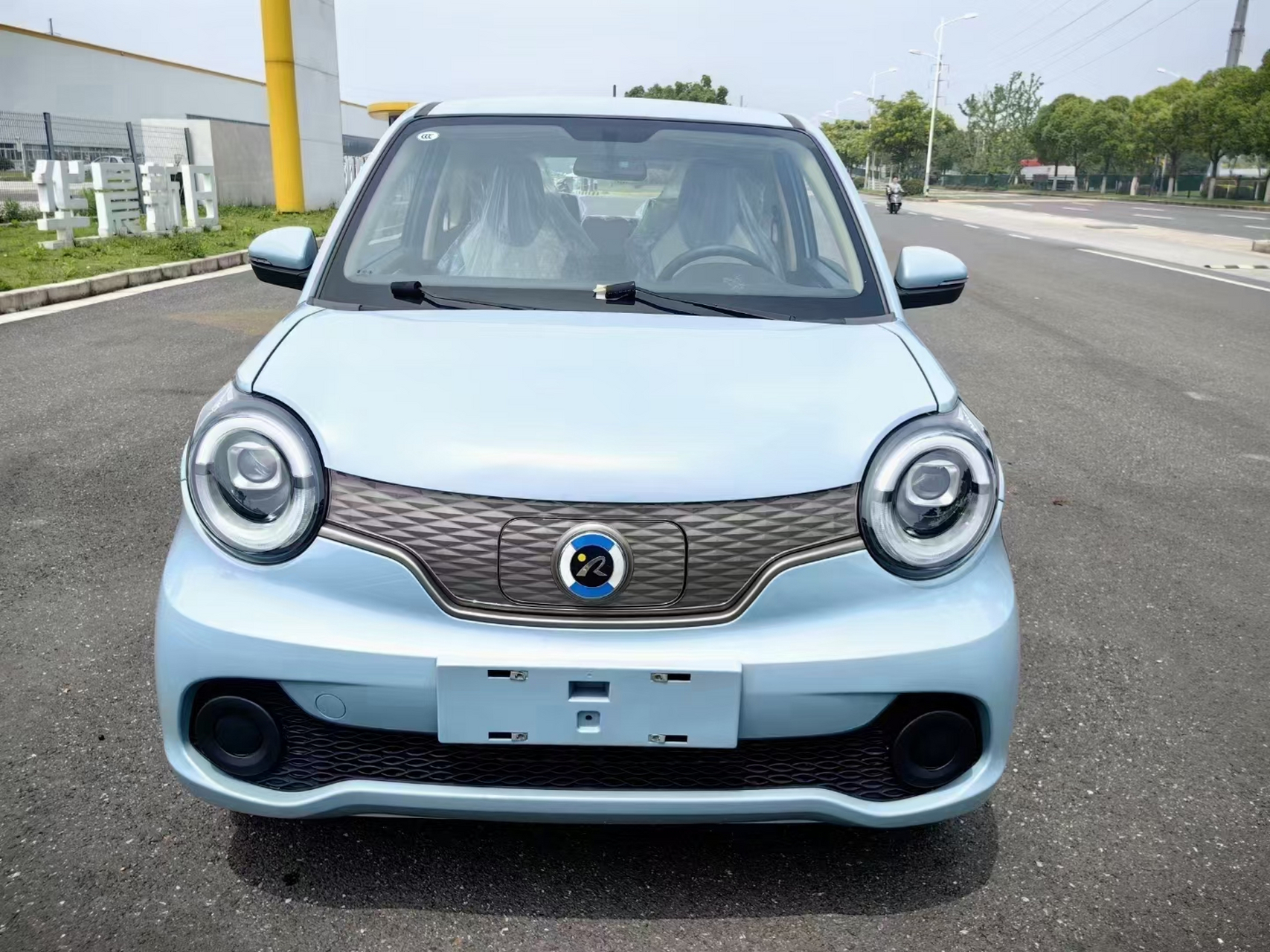 华晨新日i03,续航318,指导价98800 快慢充,空调,倒车影像 .