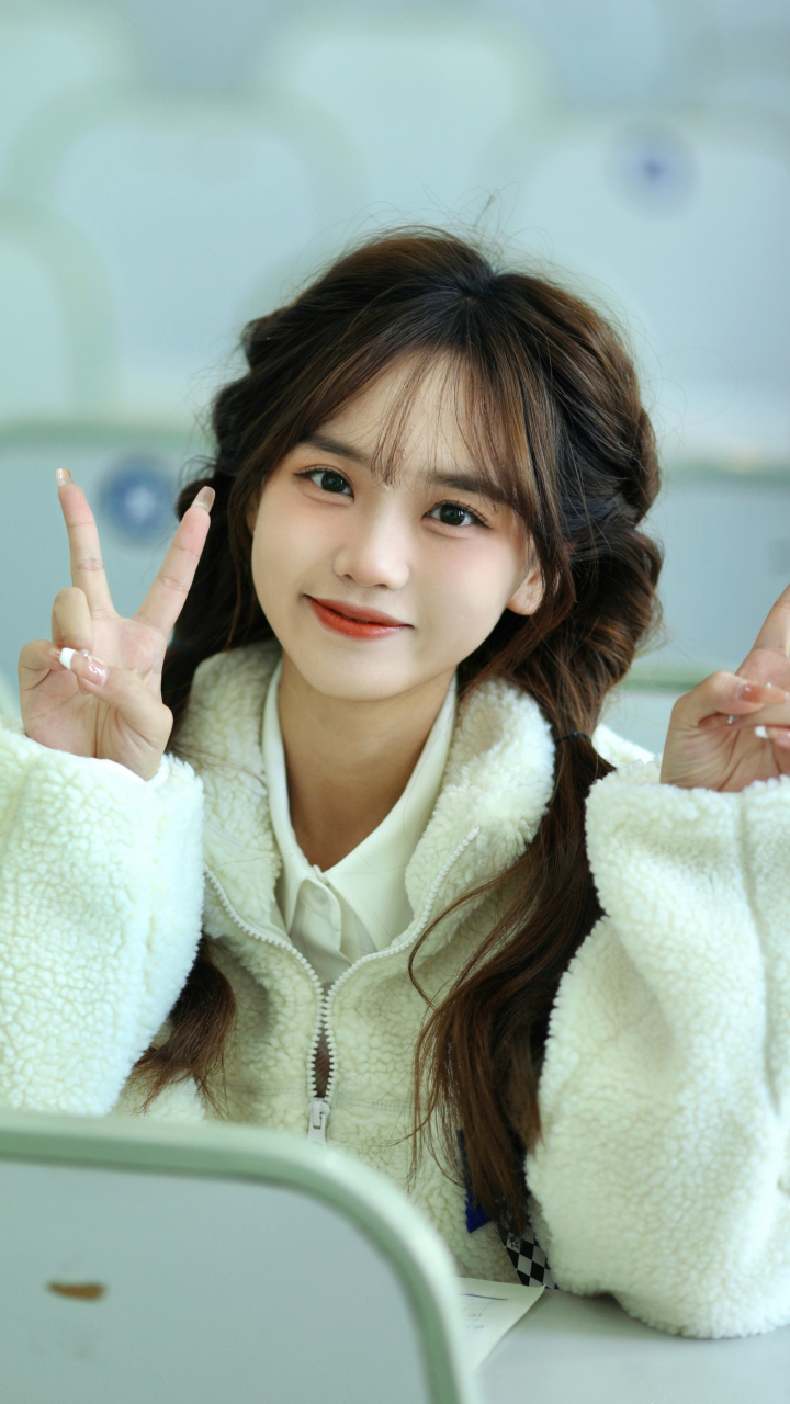 圆脸双马尾美少女