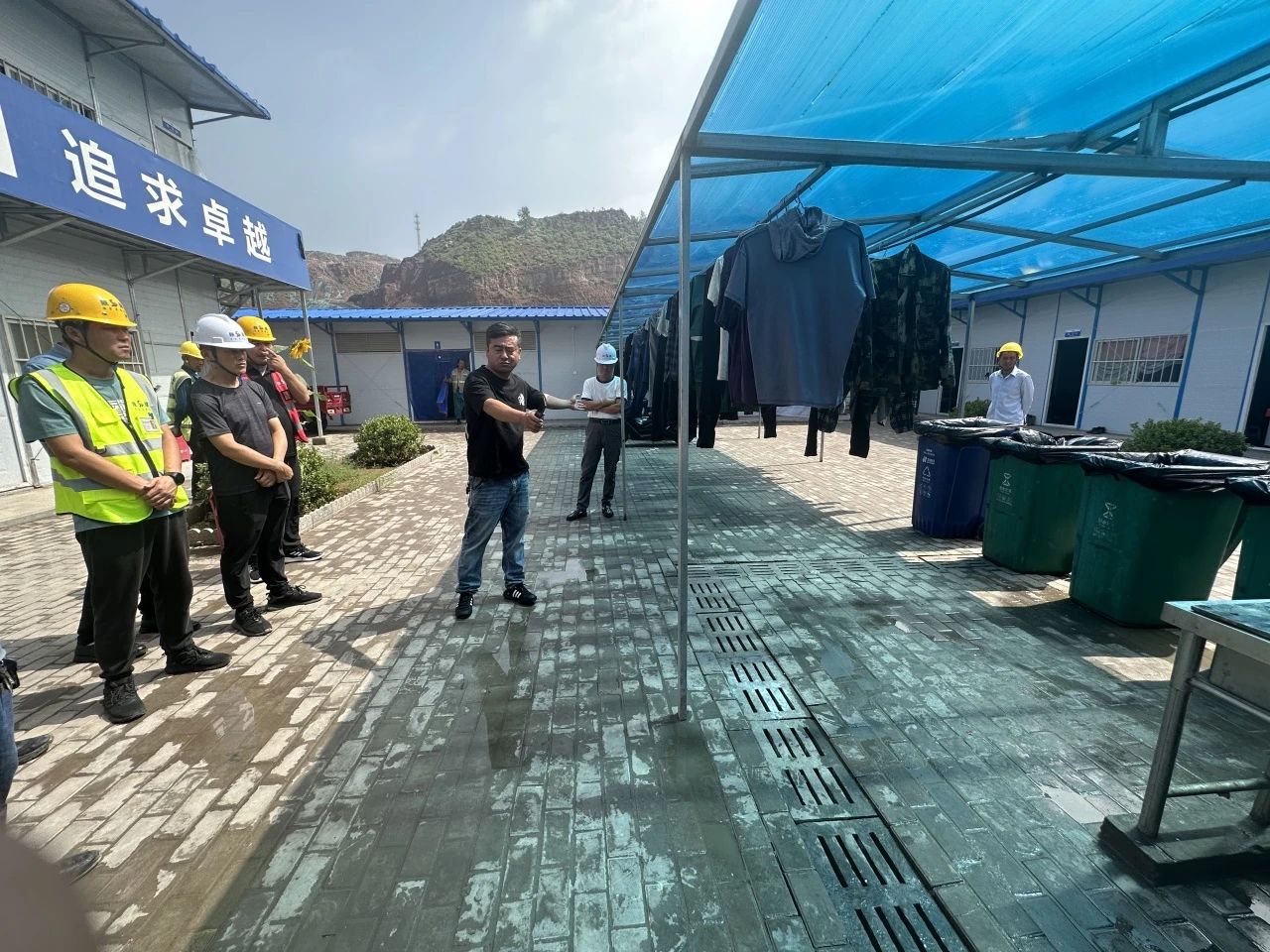 府谷县"爱卫办",住建局一行对我司普宇尚圆项目进行观摩指导