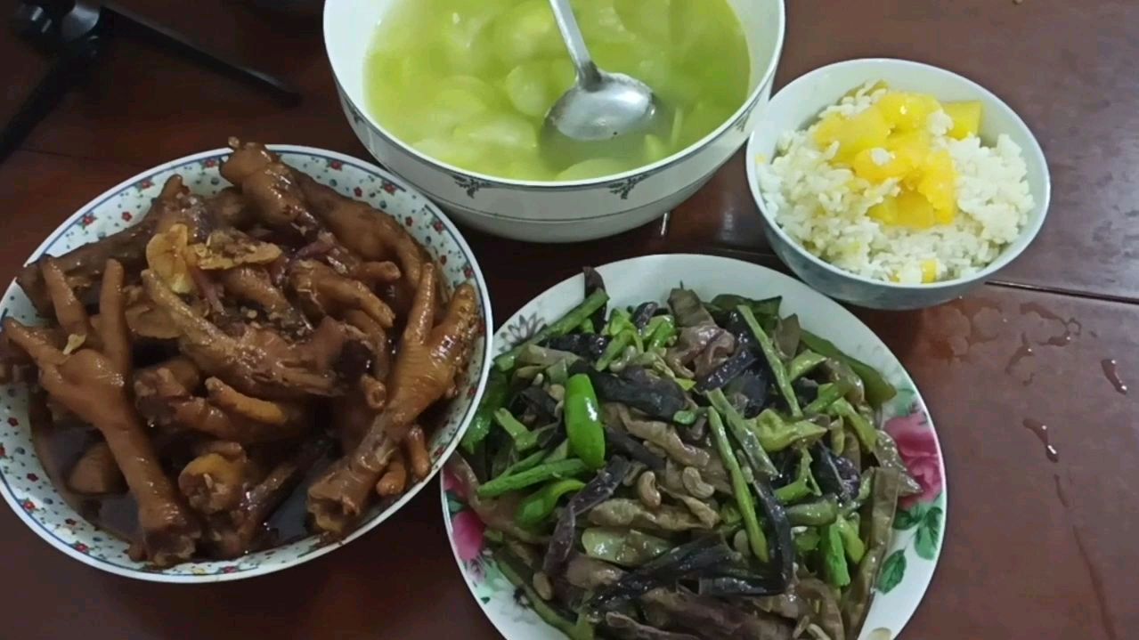 看,每天不知道煮什么菜的看过来,家常两菜一汤,鸡爪是主角