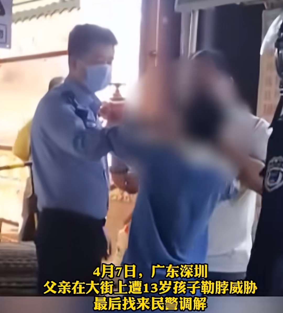 不给钱充值游戏13岁男生勒着父亲脖子不放手 父亲没办法找来民警