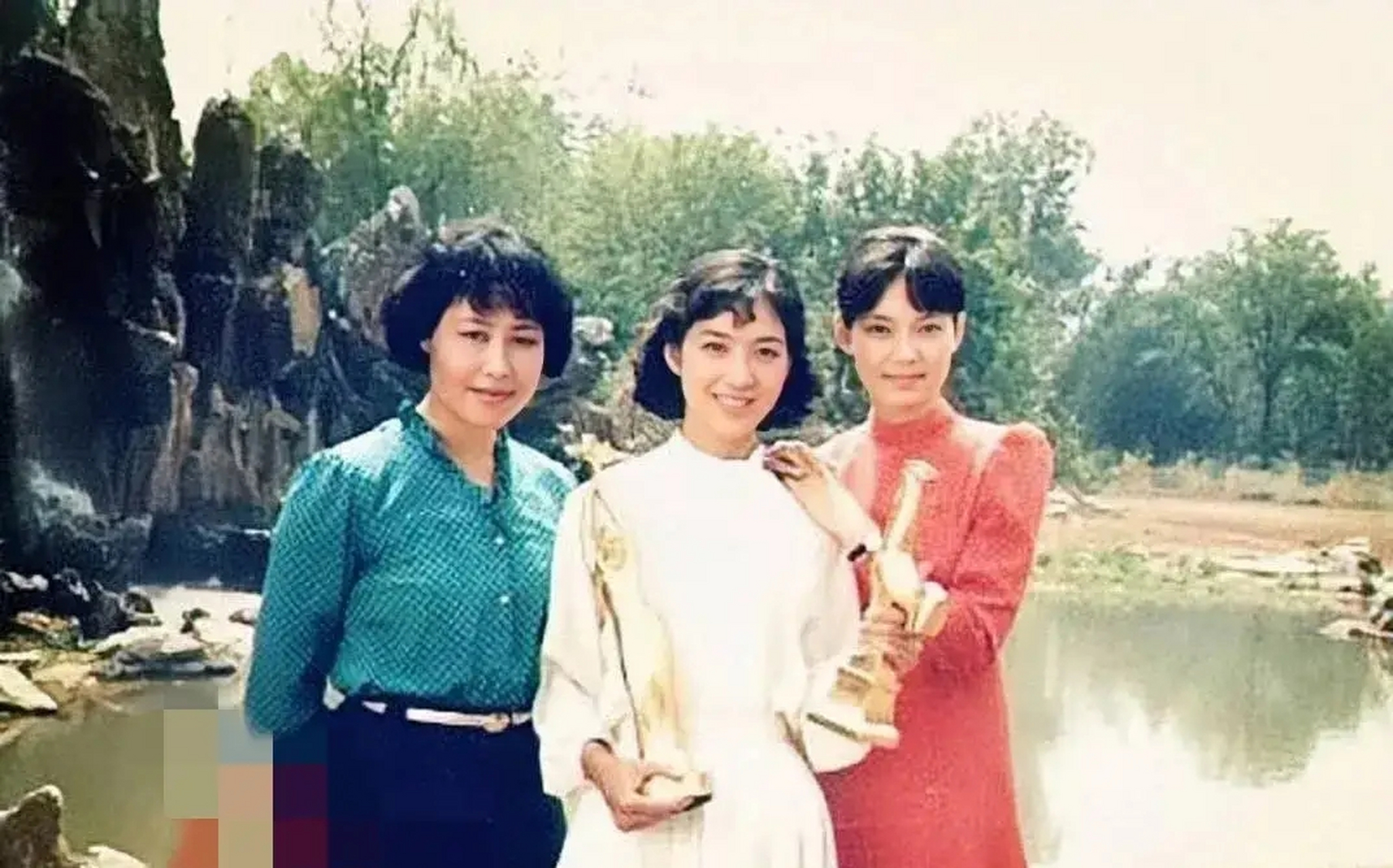 1985年,斯琴高娃,龚雪,潘虹三人合影,在那个没有p图没有美颜的年代