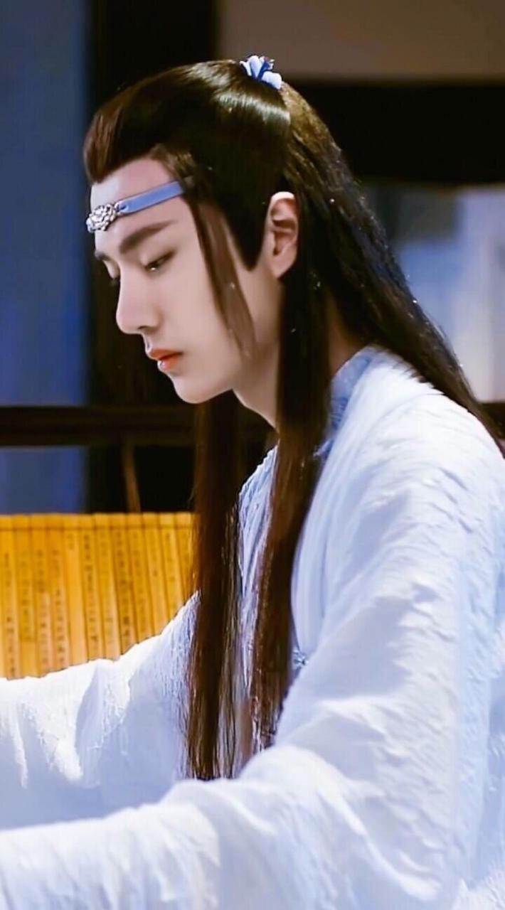 王一博,陌上人如玉,公子世无双,风度翩翩,皎皎公子 王一博 穿一身白衣