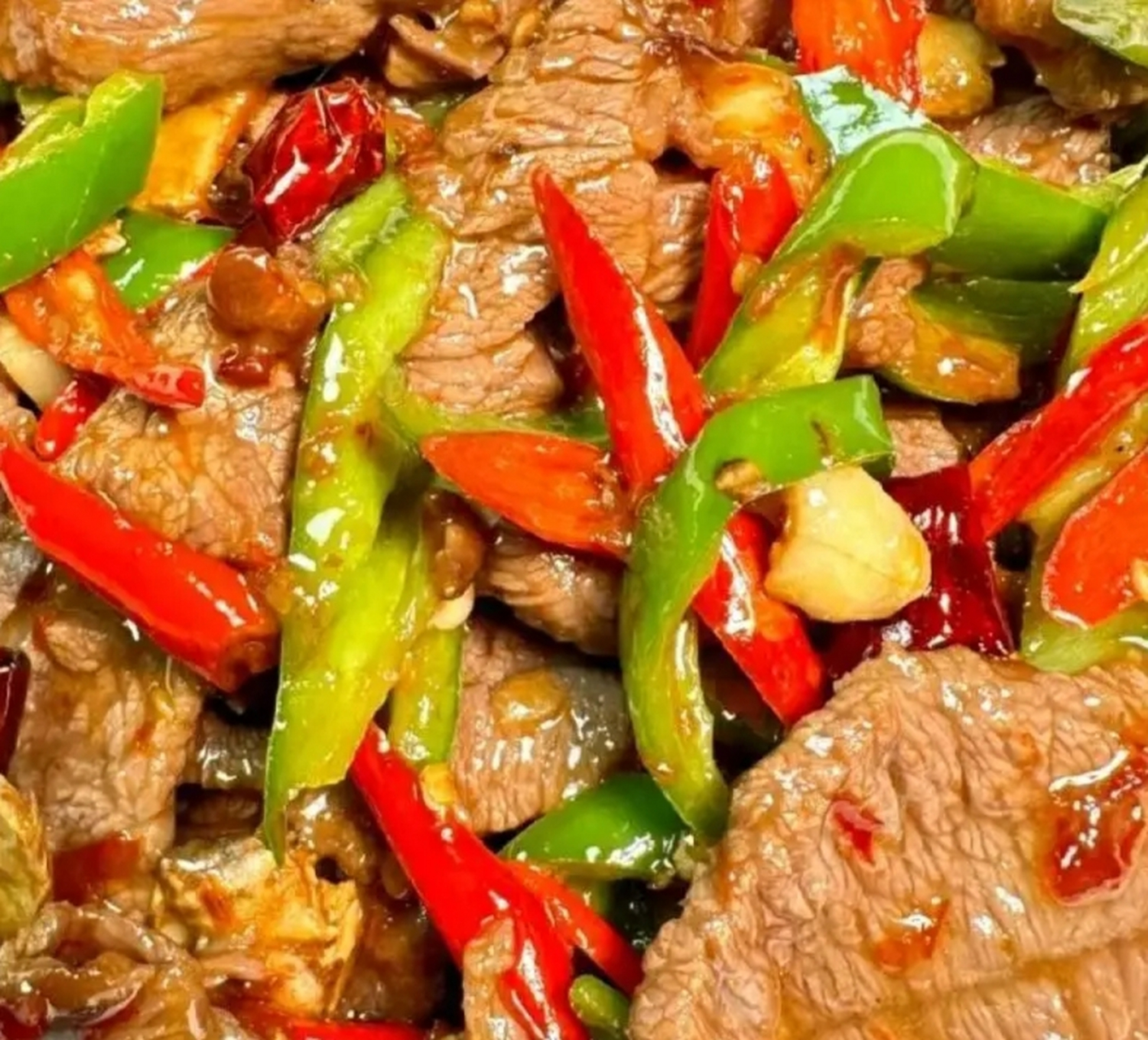 奇趣糖酒嘉年华#  青红椒炒牛肉片  食材:牛肉,青红椒,姜蒜末.