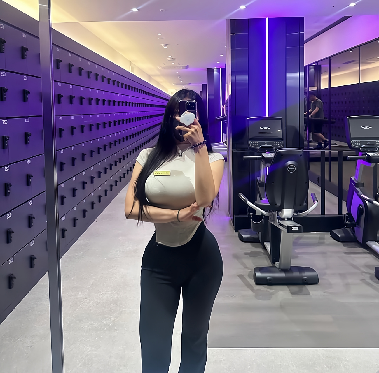 一女子在健身房里晒身材照#健身美女