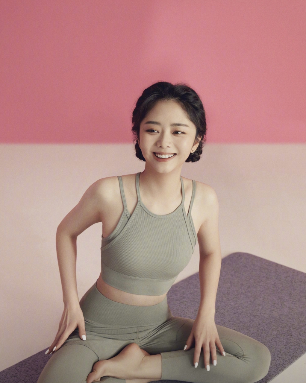 谭松韵,瑜伽动作真美,不愧为实力派偶像明星