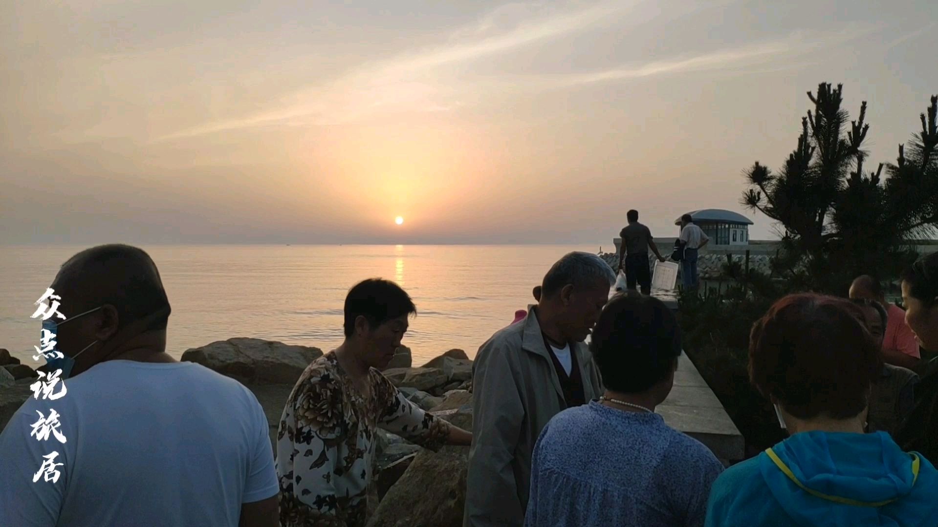都说海景房没人住,这里的海边都快成赶大集了,这些人是托吗?