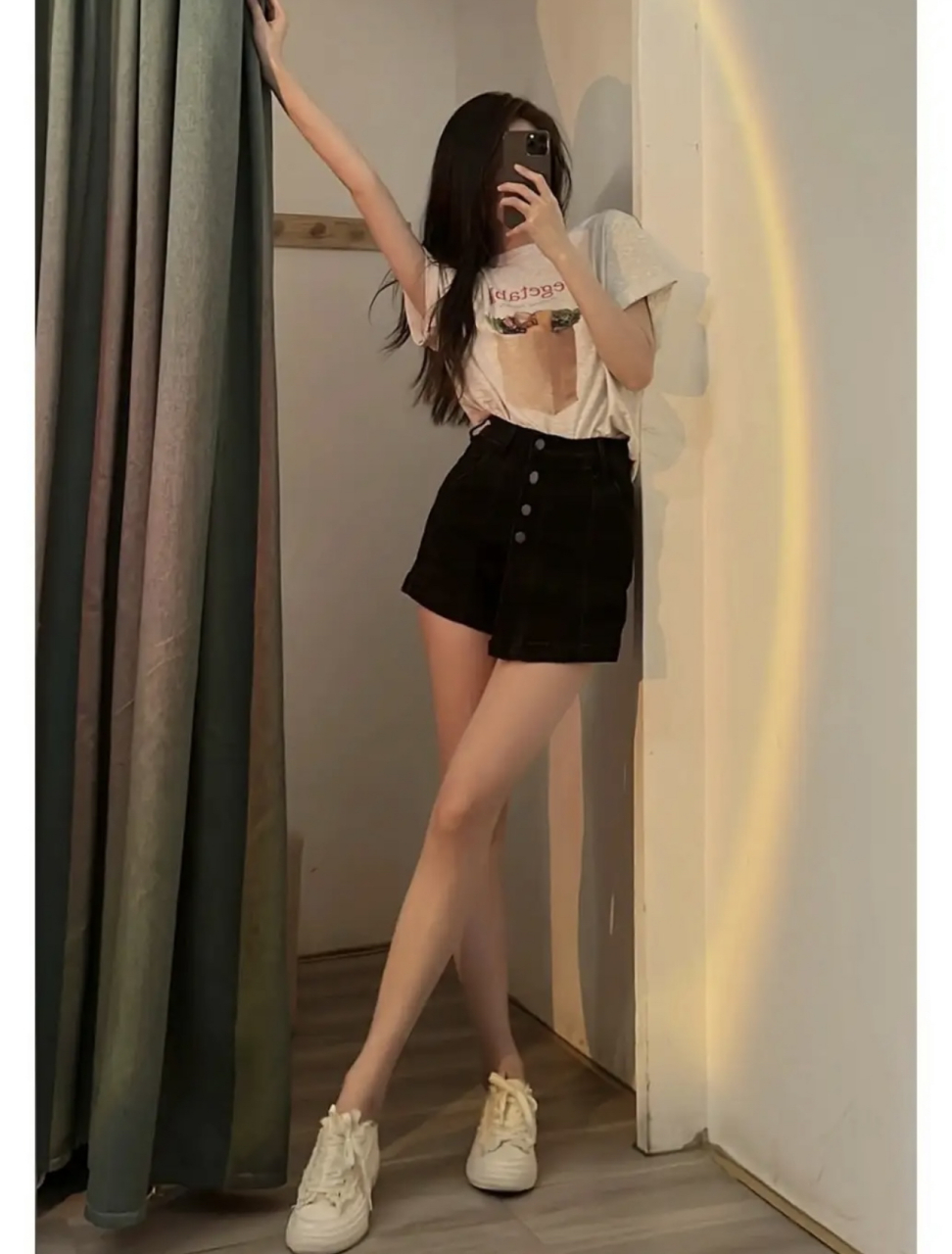 这是多少女性梦寐以求的大长腿与完美腿型啊,没想到美女居然同时拥有