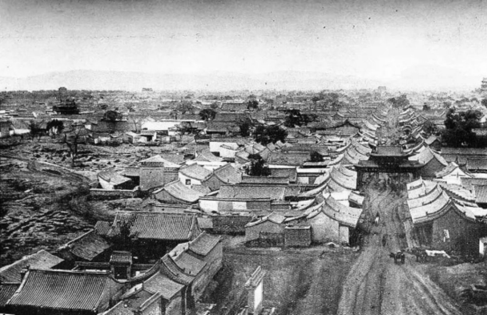 1911年山西老照片:百年前的太原城,钟楼街,看下经典不?