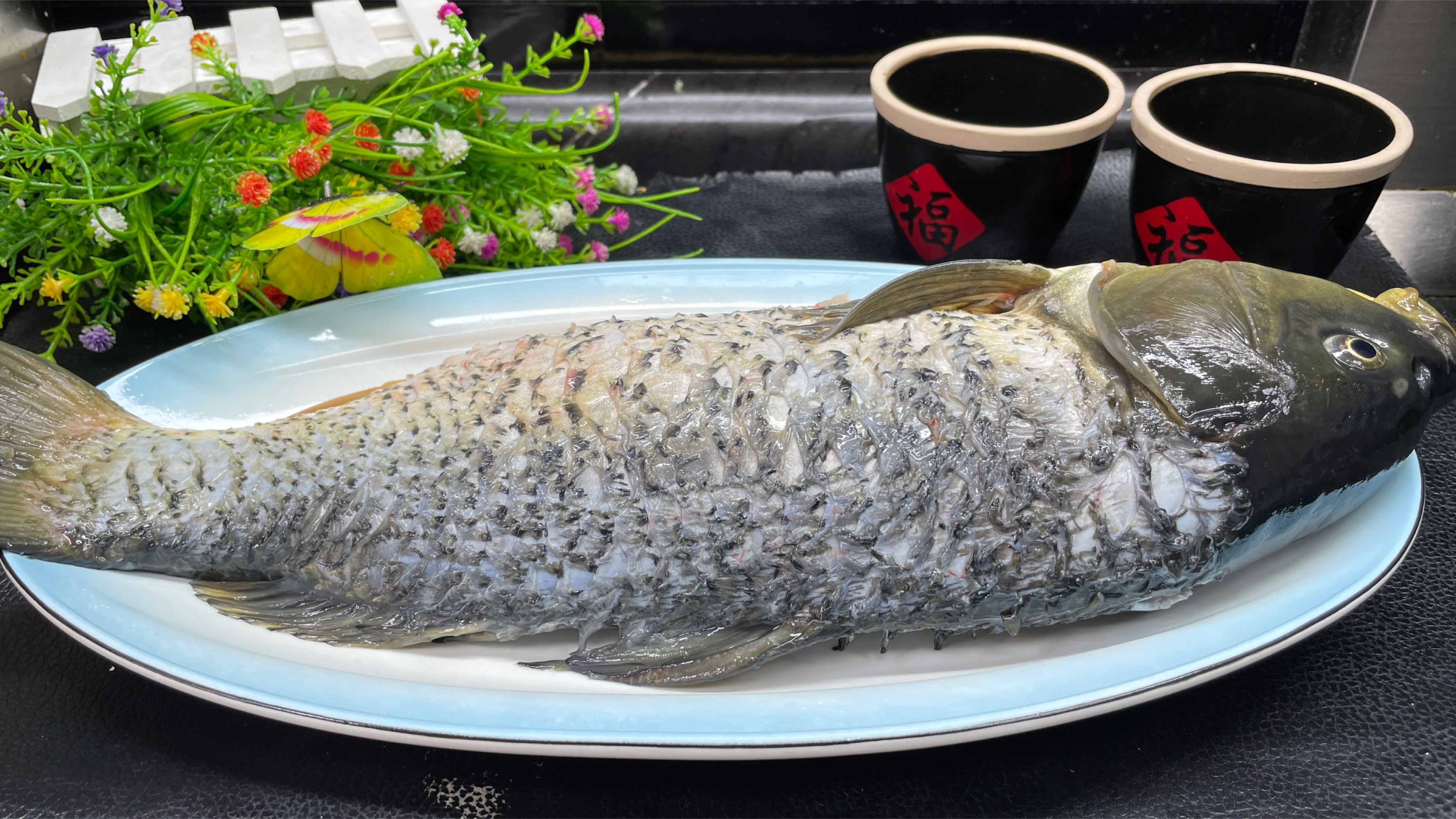 红烧鲤鱼的正宗做法,饭店大厨教你不外传秘诀,鱼肉鲜嫩鱼骨吃光