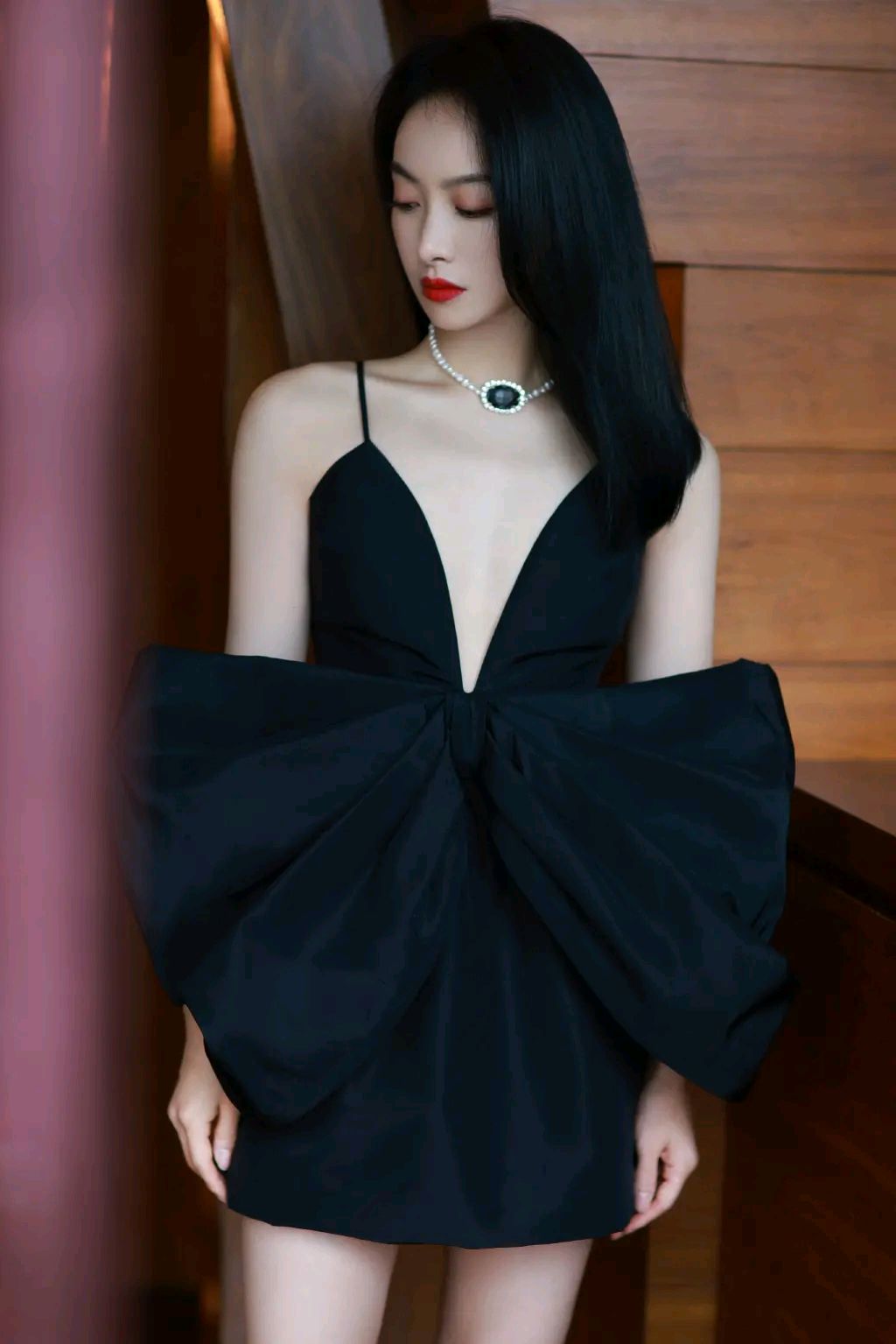 宋茜身穿一袭黑色吊带裙尽显妩媚动人