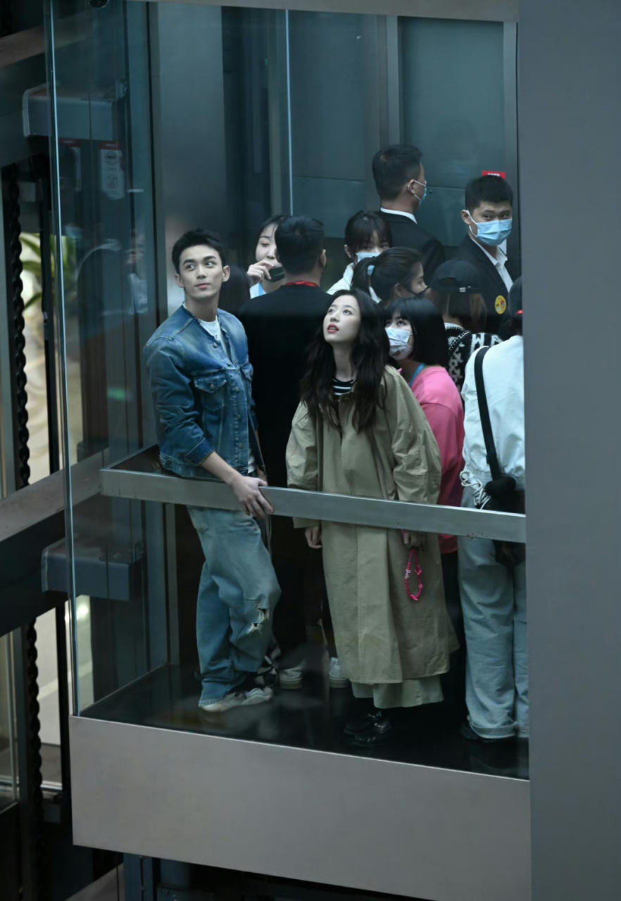 吴磊和周雨彤#吴磊周雨彤扫楼# 联袂主演的热播剧《爱情而已》受到