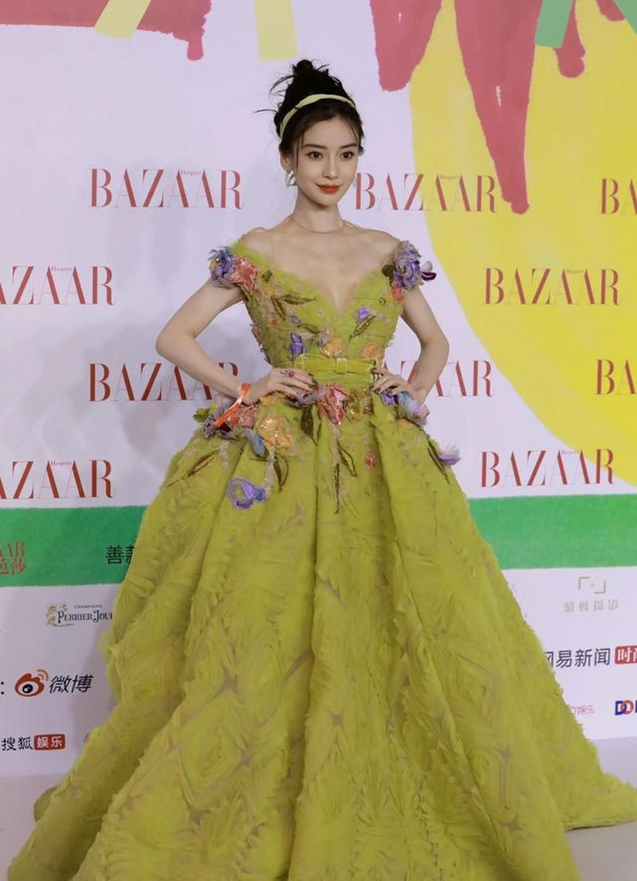 上镜胖十斤,杨颖路人照片看着很瘦,媒体拍出来的却刚刚好