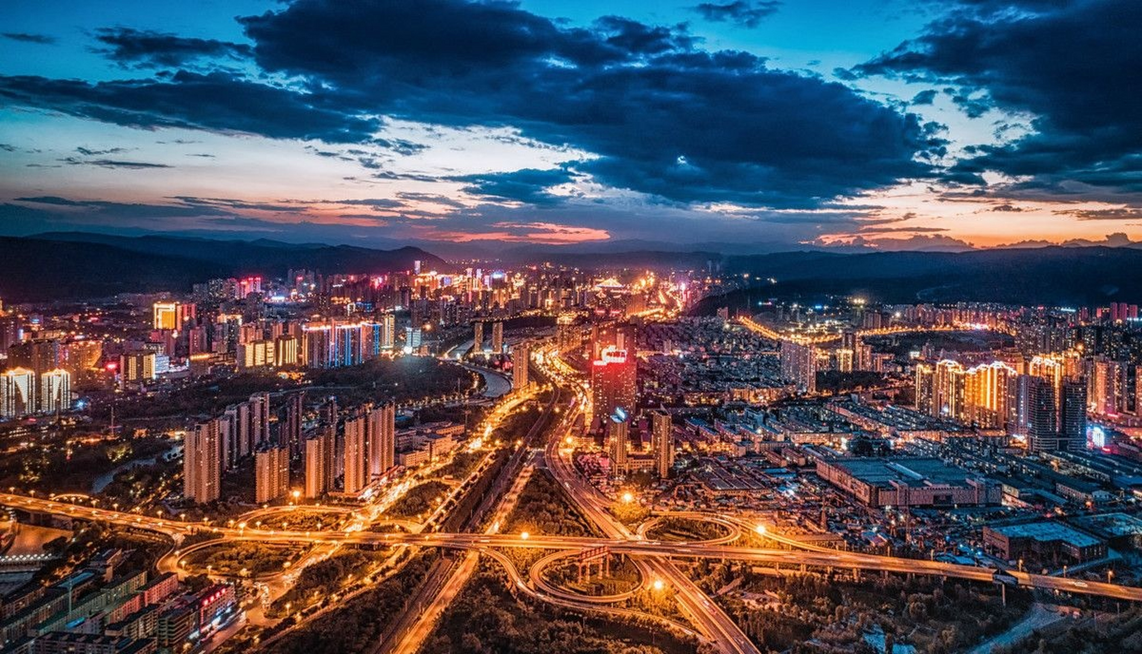 西宁,青海省省会,古称青唐城,西平郡,鄯州,位于湟水中游河谷盆地,是