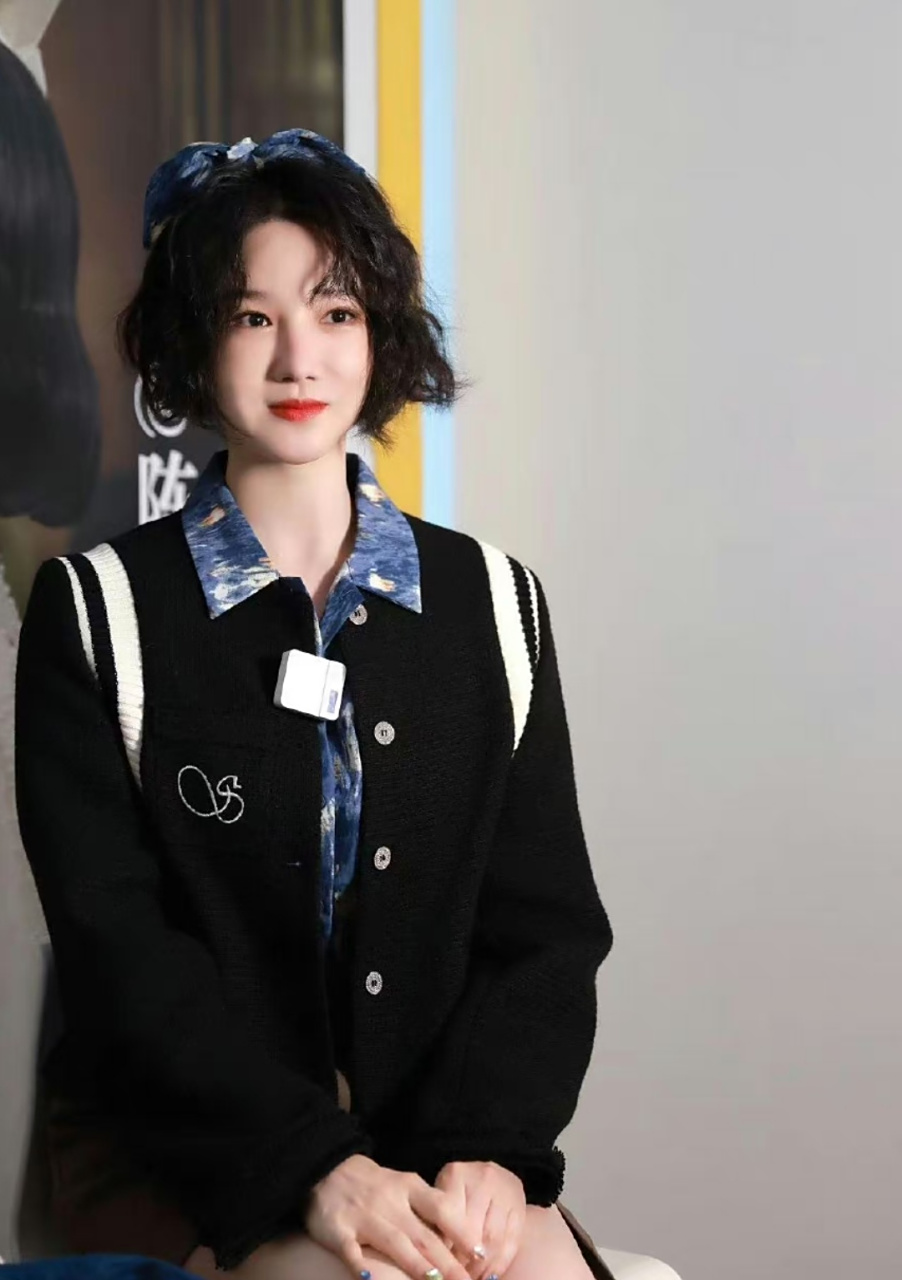 陈小纭参加《薄冰》宣传活动,短发精致似洋娃娃.