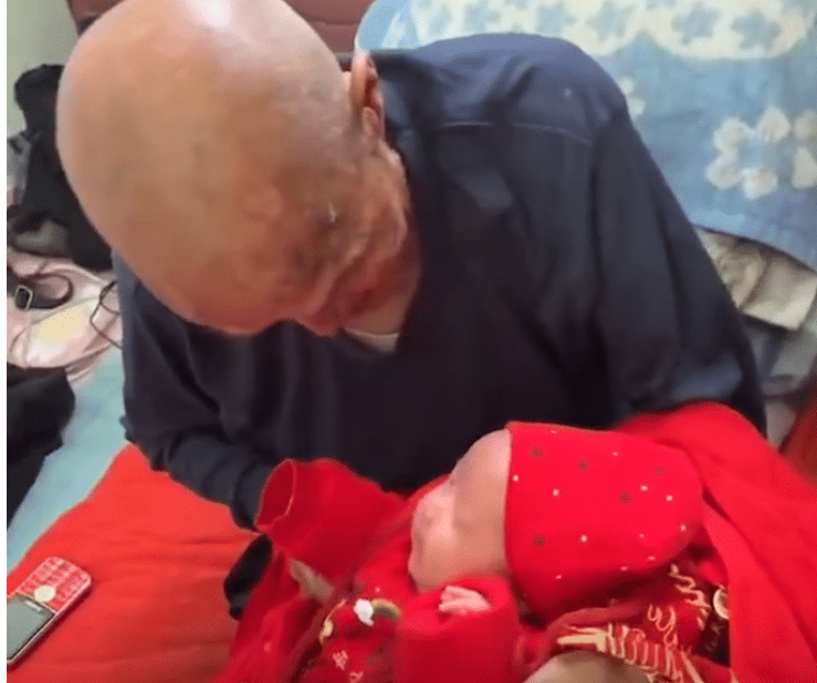 山西105岁老人抱孩子,宝宝与高祖父同框:两个世纪的对视