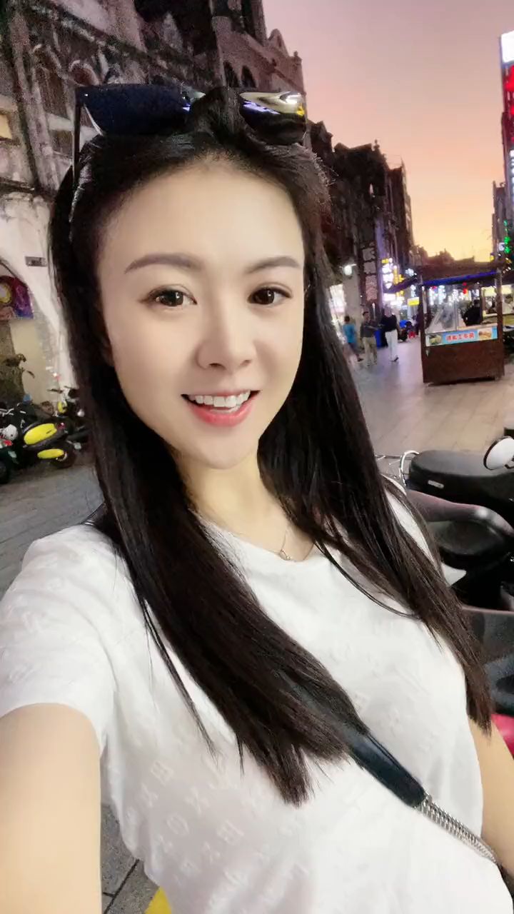 美女调皮起来真可爱