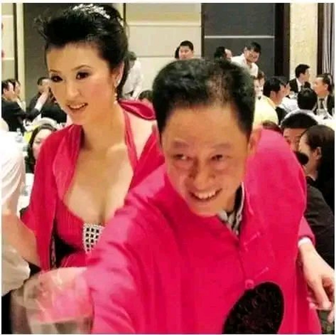 兰博基尼中国区的女董事长陈坚红,对王志文表白:"我现在每年赚几千万