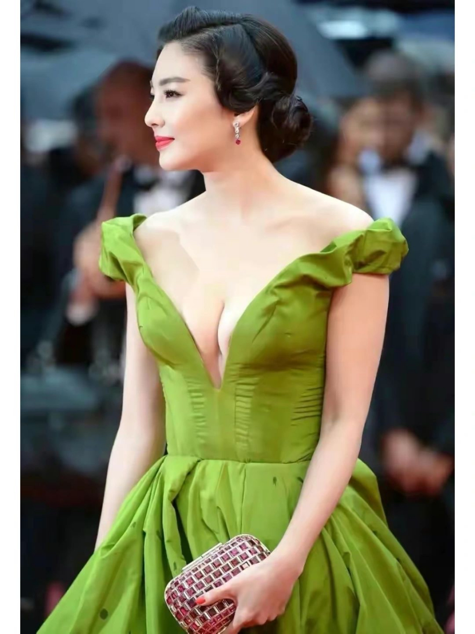 张雨绮戛纳绿色礼服|||这就是张雨绮那套惊艳的戛纳绿色礼服,它来自