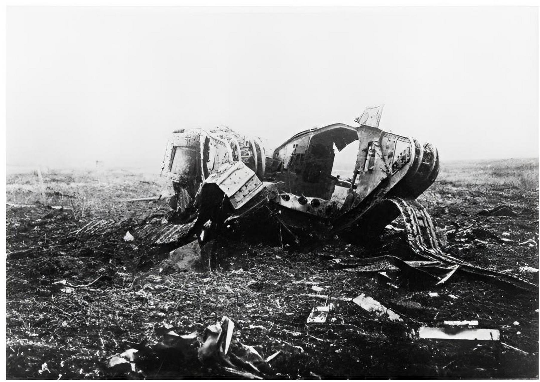 第一辆英军坦克是在1916年的索姆河会战末期登上战场的,但由于作战