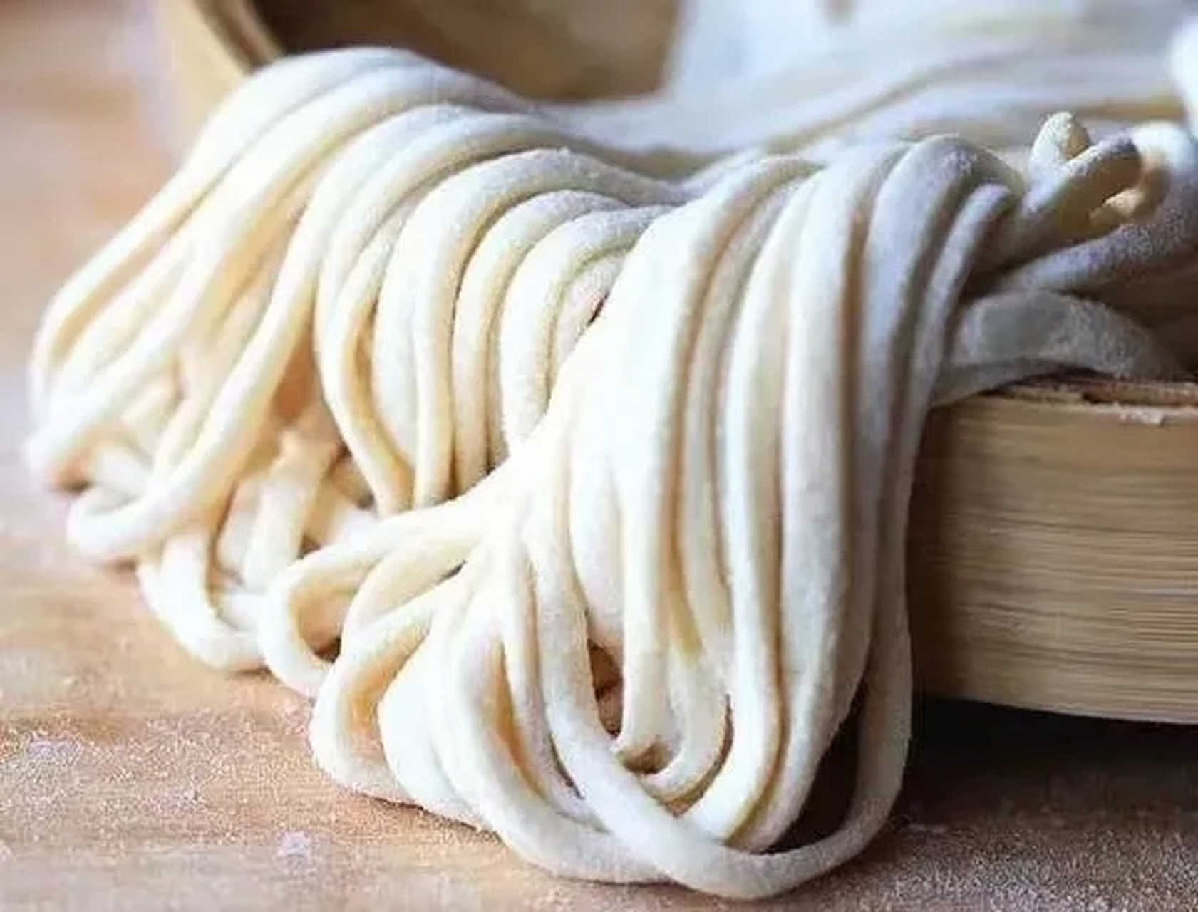 一回新鲜试一次洋货,领回家打开包装一看,好家伙,这面粉颜色咋这么黄