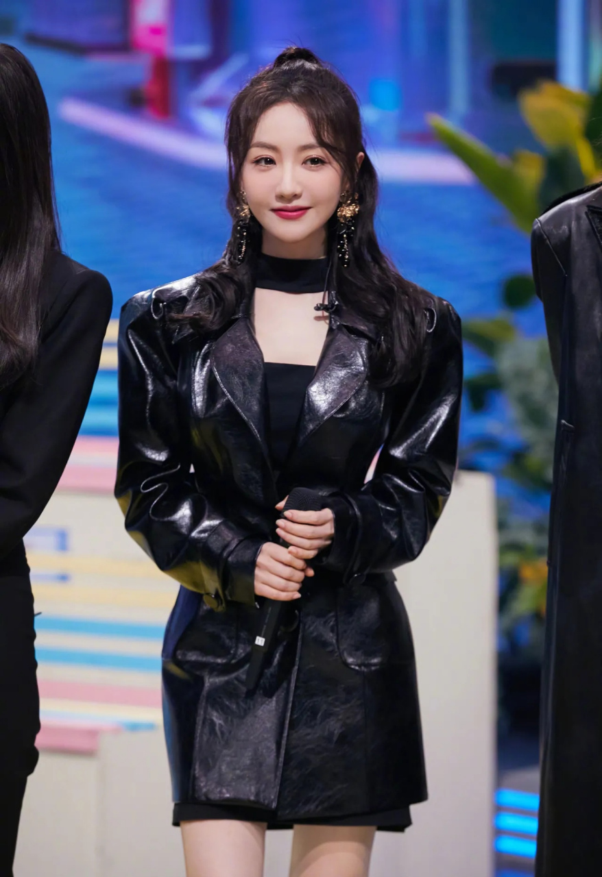 杨蓉都42岁了,看上去像24岁的感觉.