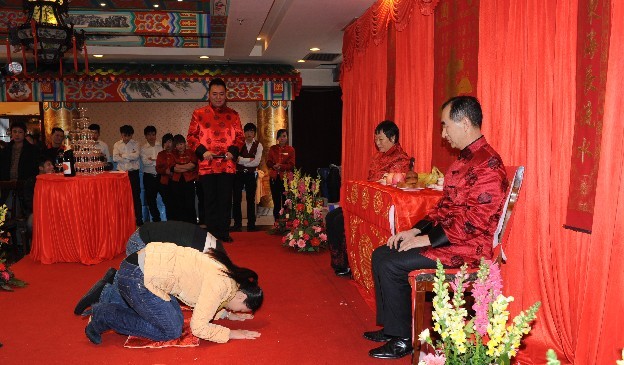 90岁老母亲过大寿,66岁儿子没钱给红包,领着媳妇一起给母亲磕头