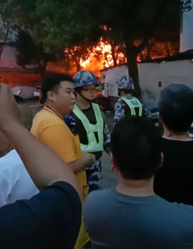 宁波慈溪观海卫镇一家火机厂发生大火并有爆炸声传出
