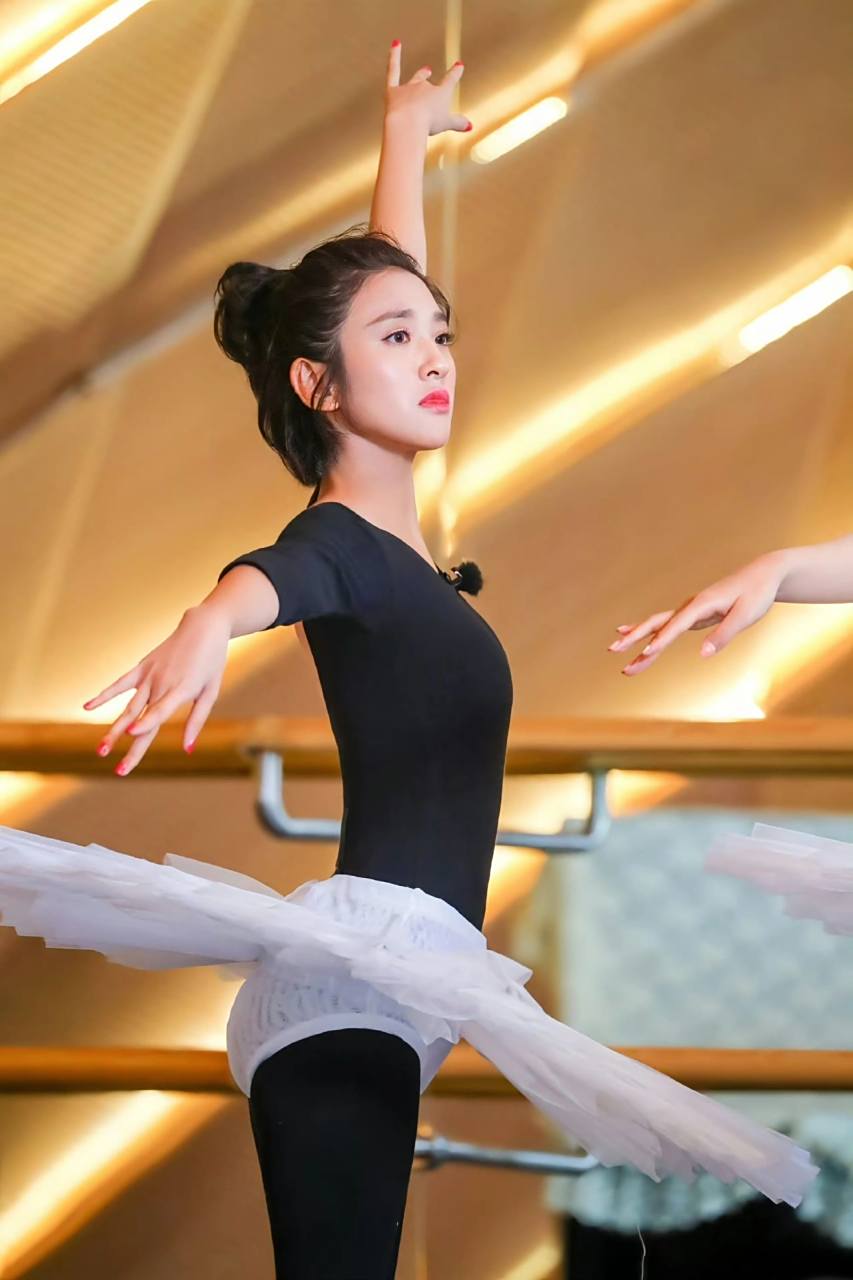 第82集|唐艺昕芭蕾舞腿好直02|||颜值合集丨唐艺昕算是娱乐圈中少有