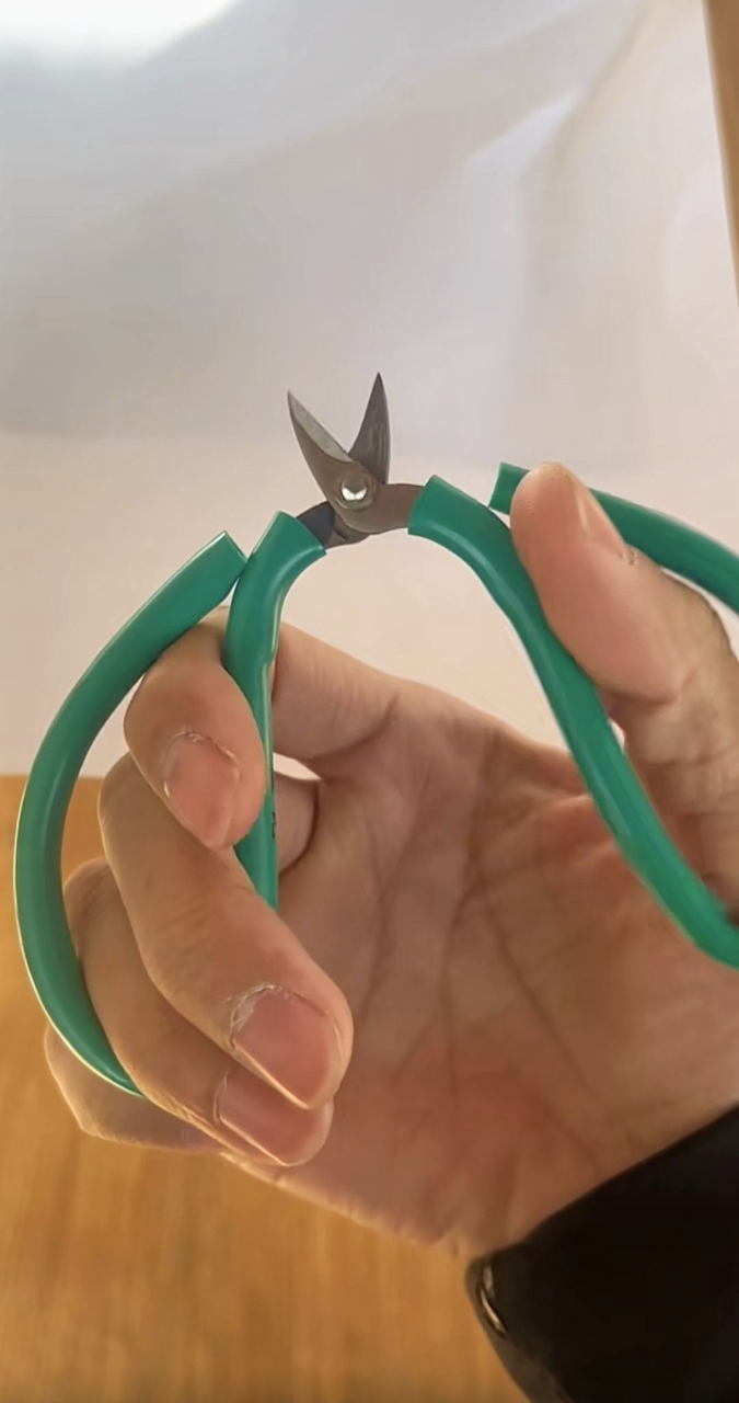 请问这种头小身子大的剪刀,能用来做什么呢?  #来句神评吧