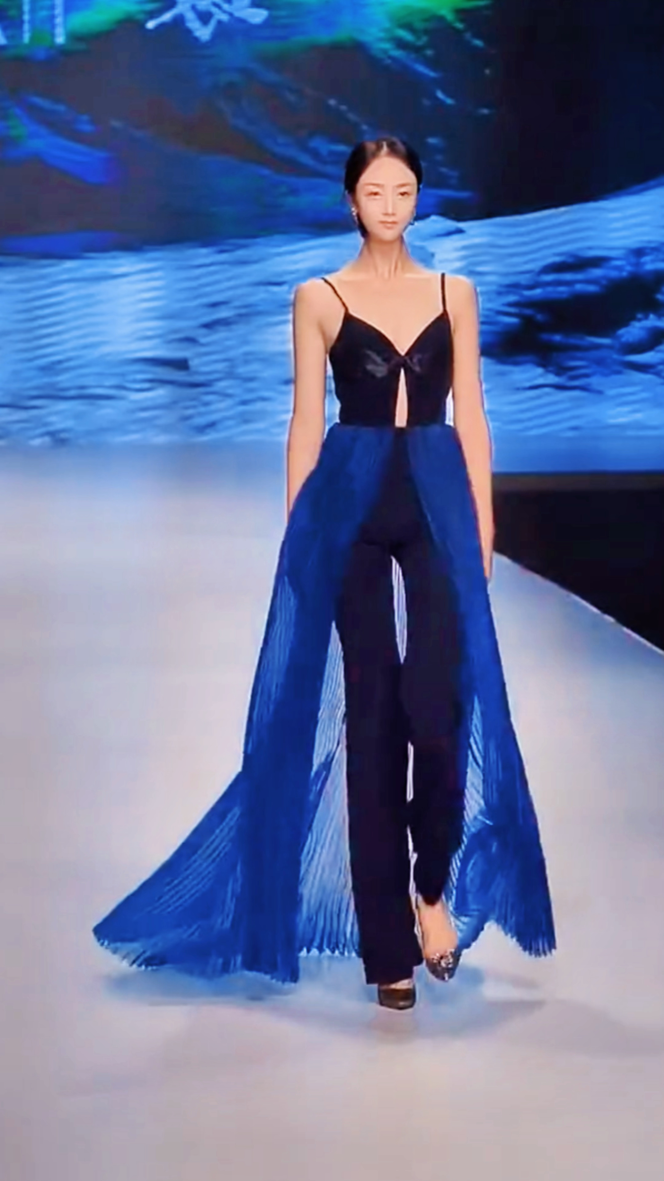 气质美女模特的t台走秀#气质女神#时尚穿搭