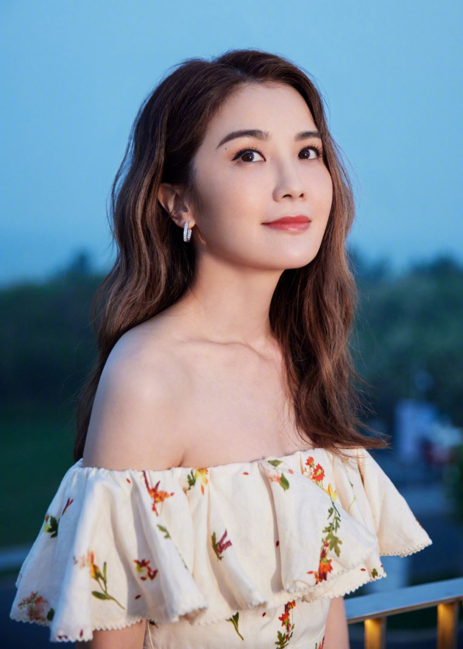 蔡卓妍# 一袭碎花抹胸裙,肤白貌美的脸蛋儿,丰满