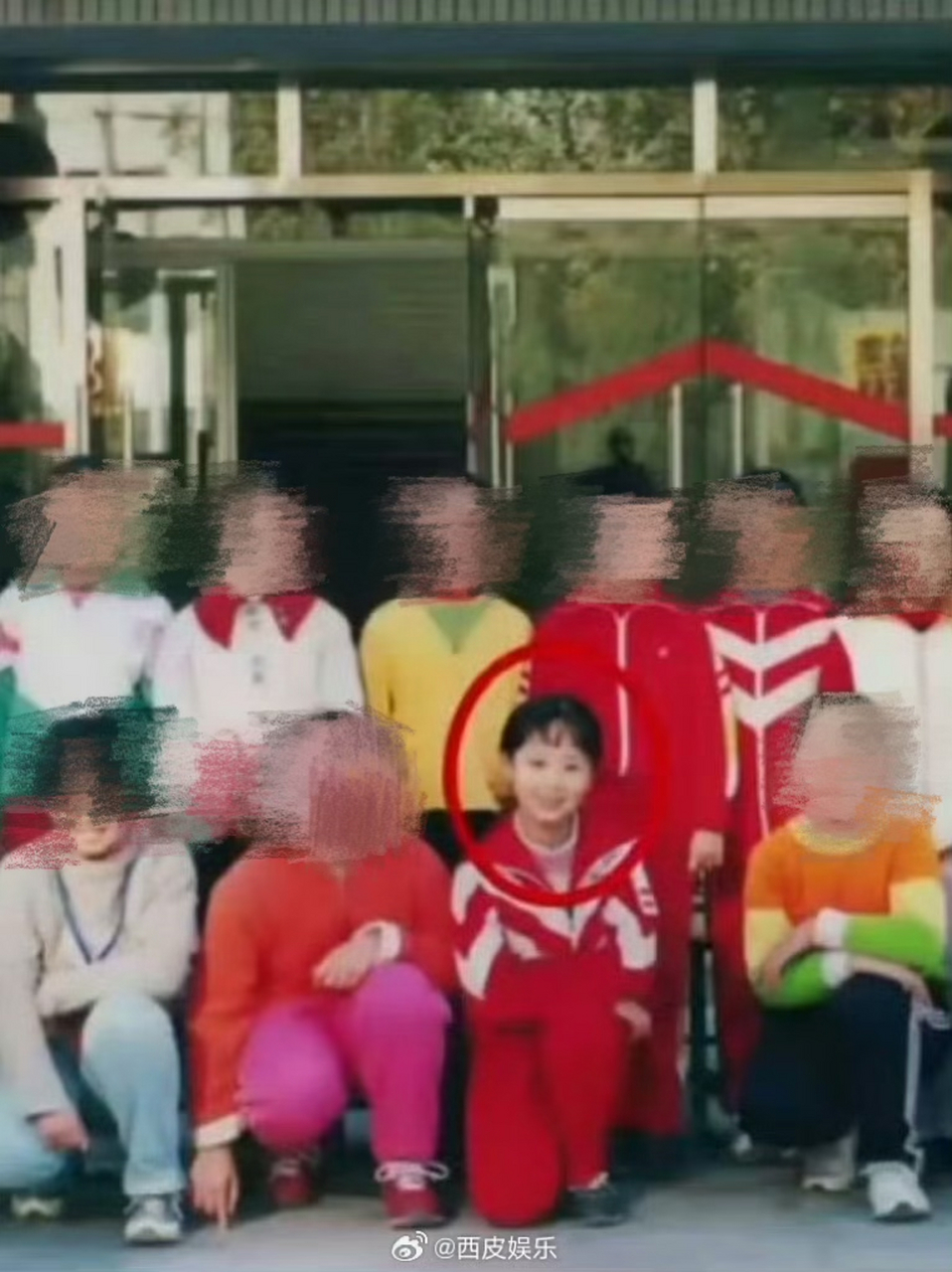 杨紫小学毕业照,虽然照片不是很清晰,但还是藏不住杨紫的美貌呀!