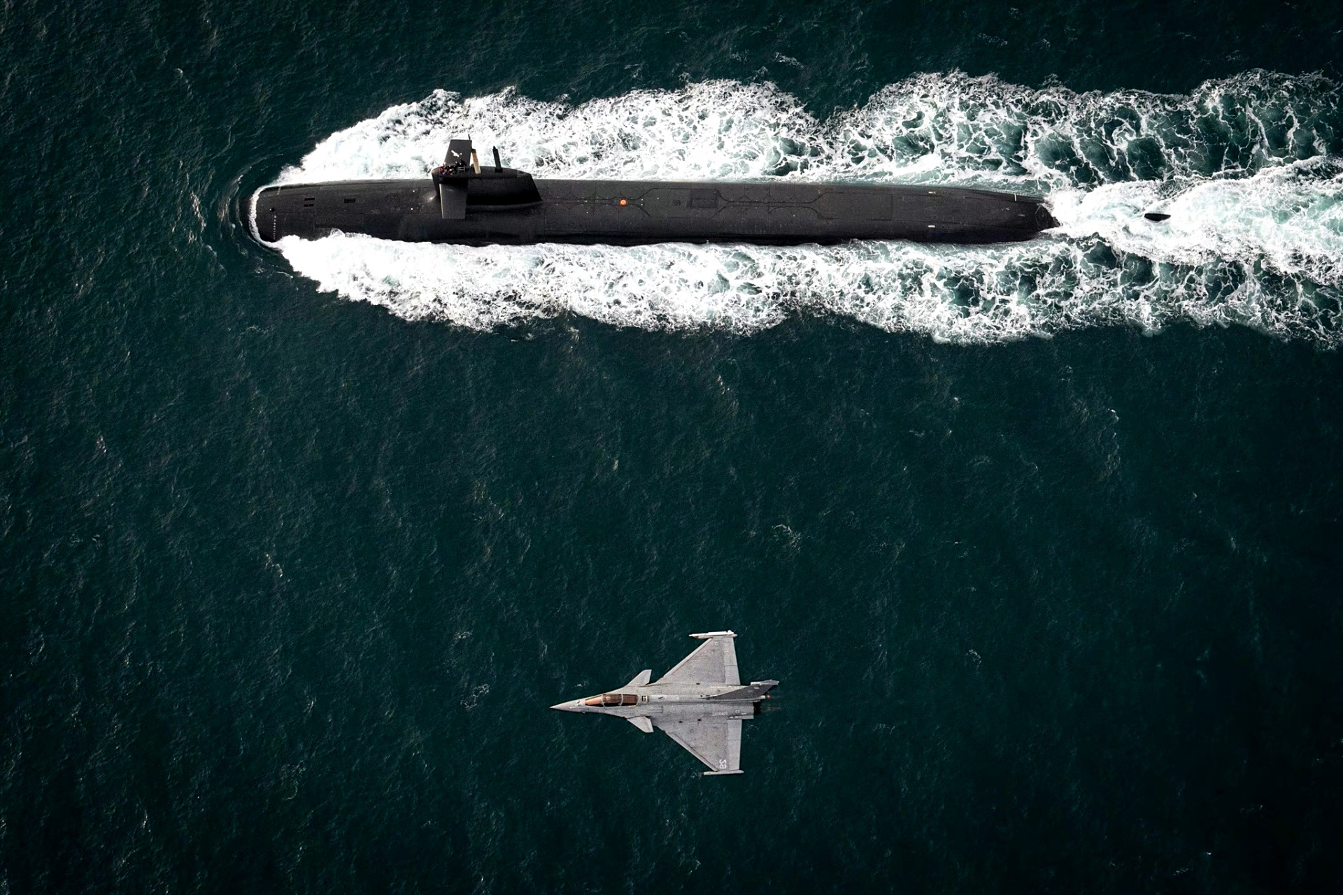 法国"凯旋"级弹道导弹核潜艇和"阵风"战斗机同框合影,属实豪横,欧洲