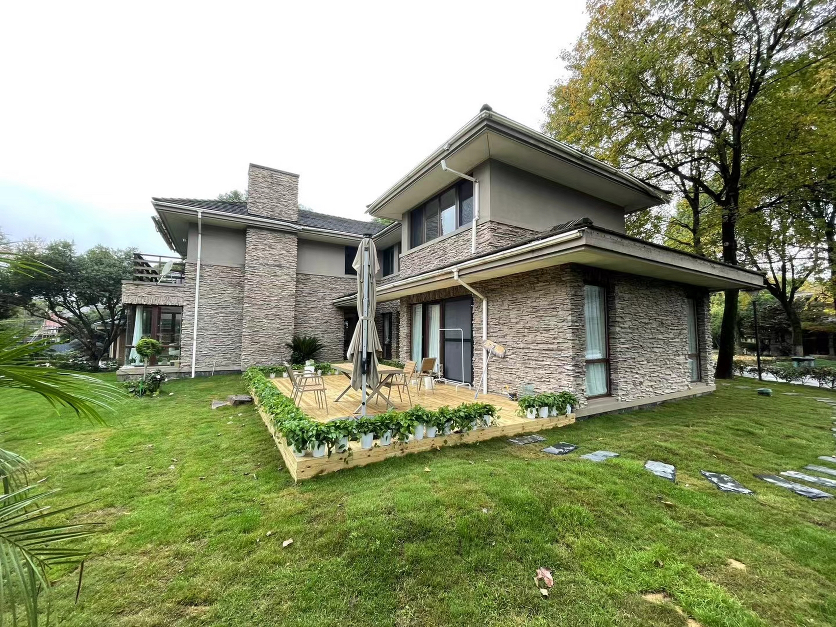 西湖别墅西湖高尔夫庄园别墅,面积432平方,花园2300平方,五个套房