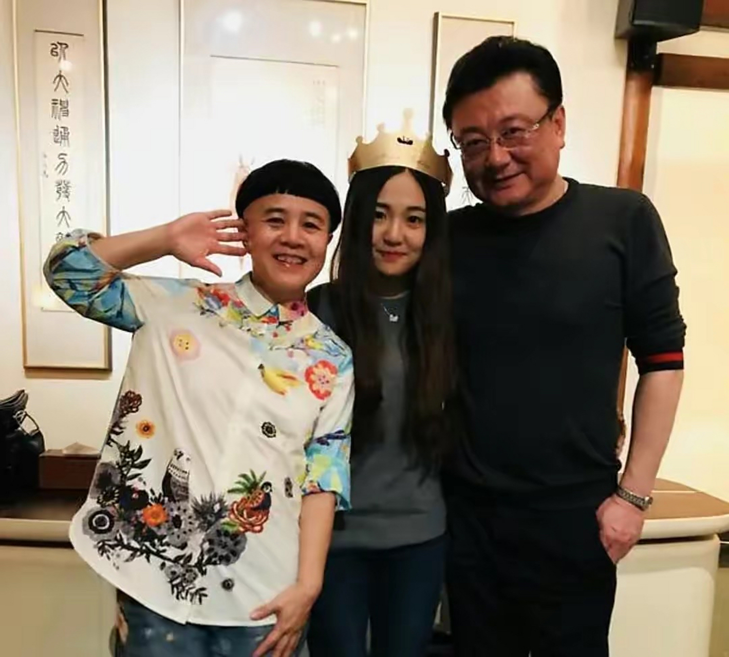 56岁金龟子晒全家照!她童装蘑菇头仍显老,女儿和爸共用一张脸