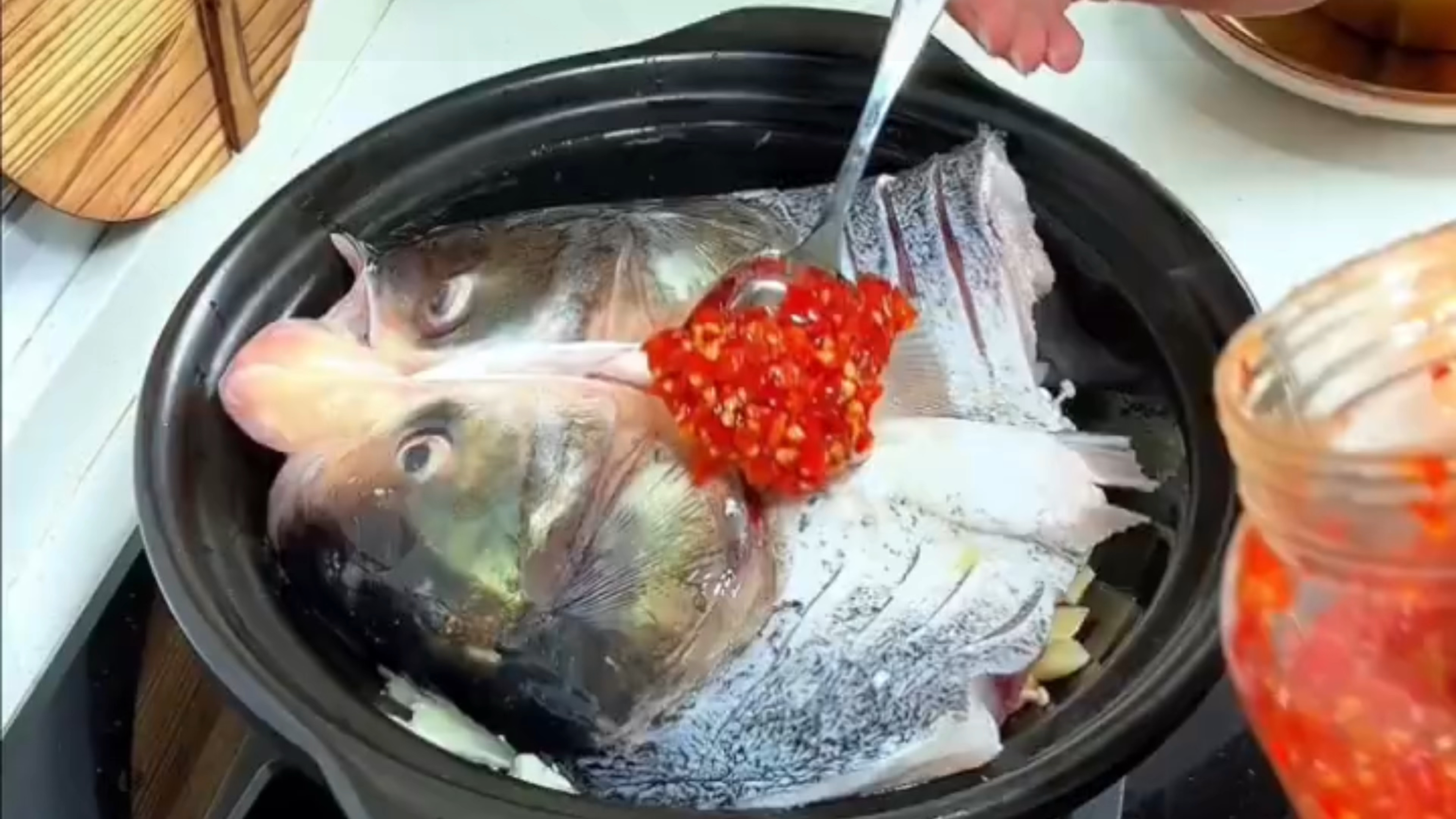 用砂锅做剁椒鱼头,真的简单又美味!不用加一滴水,真的超级好吃