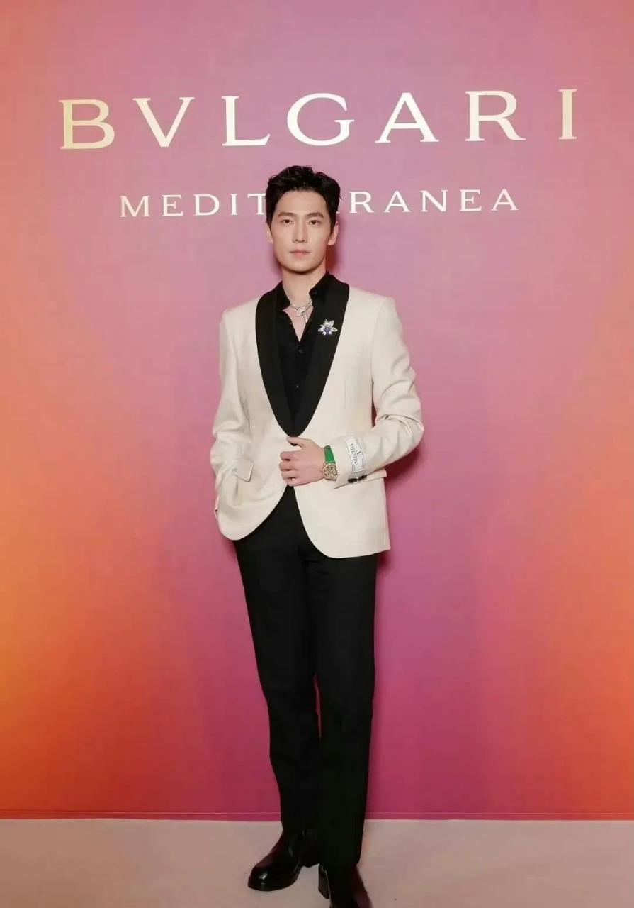 杨洋他发腮得好明显啊  杨洋这张乍看竟然莫名像肖战icon,被粉丝们奉