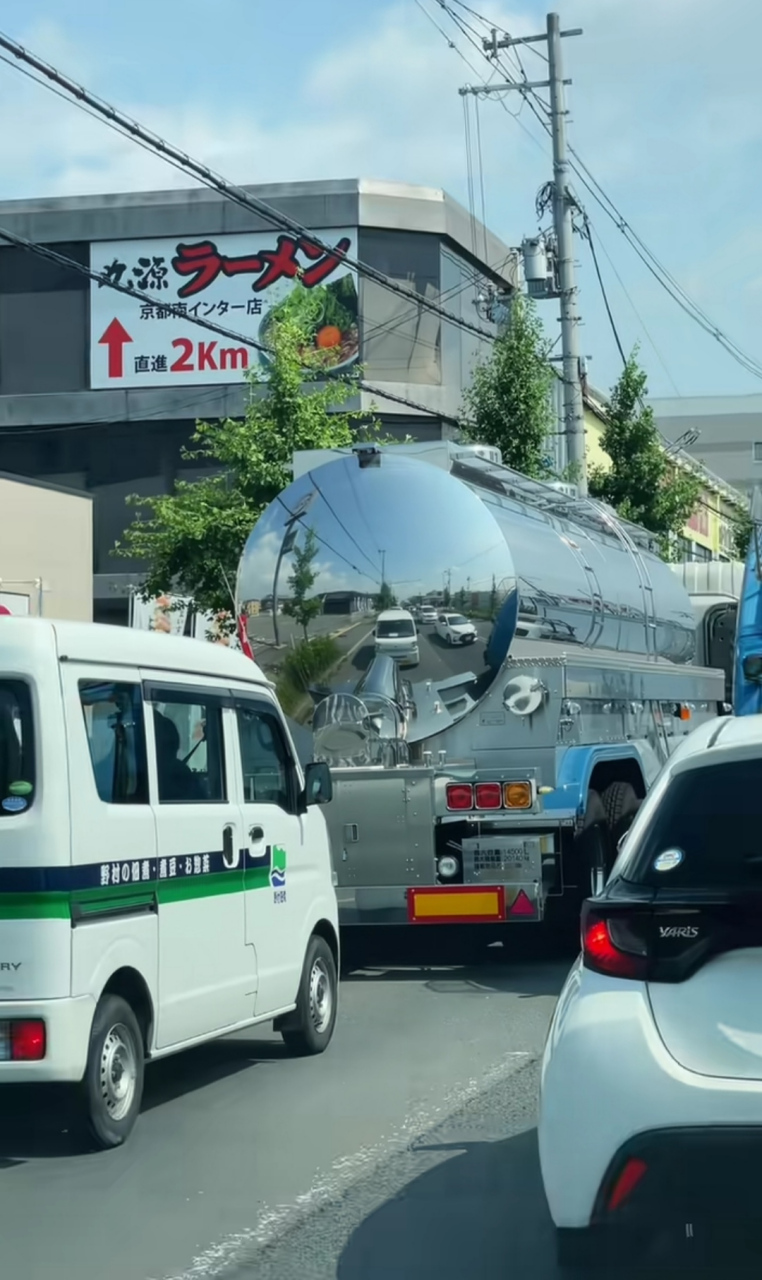 日本公路上的油罐车,这油罐车擦的真亮呀,都能当镜子照了!