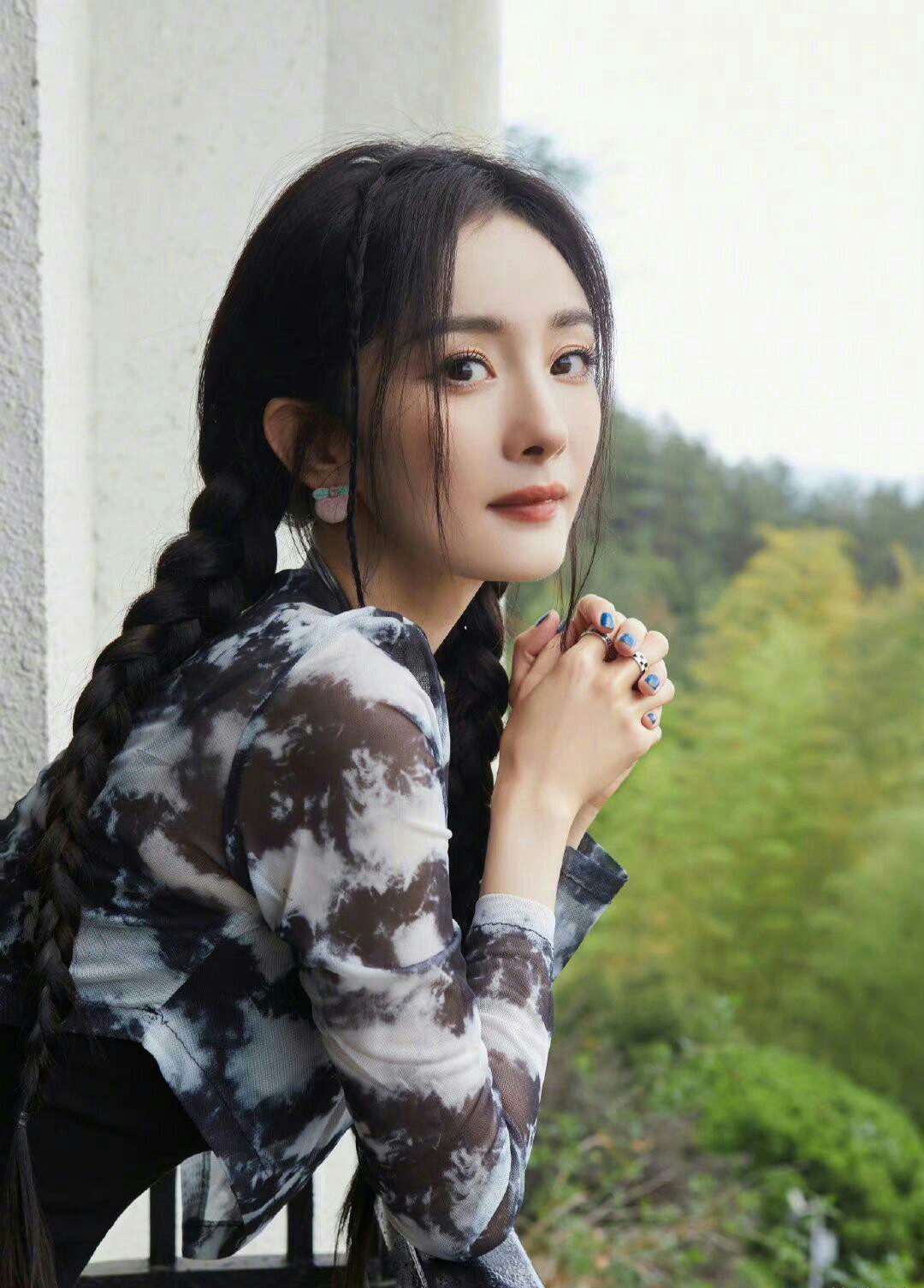 杨幂新剧角色英姿飒爽叫板情敌王鸥鸡蛋碰石头好戏在后头